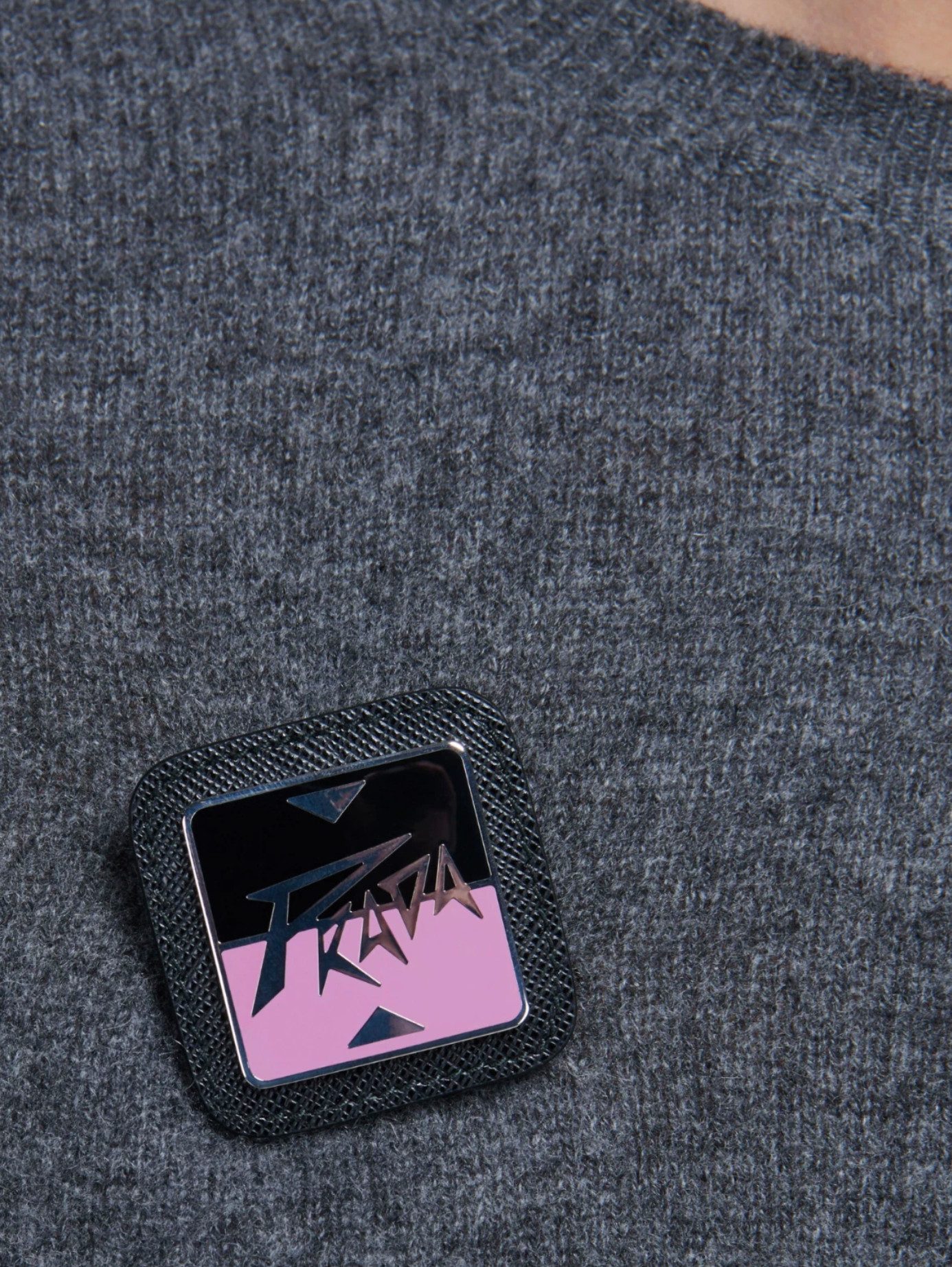 PRADA Anstecknadel Logo Brosche Pin Patch Neu, Lieferung mit Box mit Echtheitskarte und Etikett