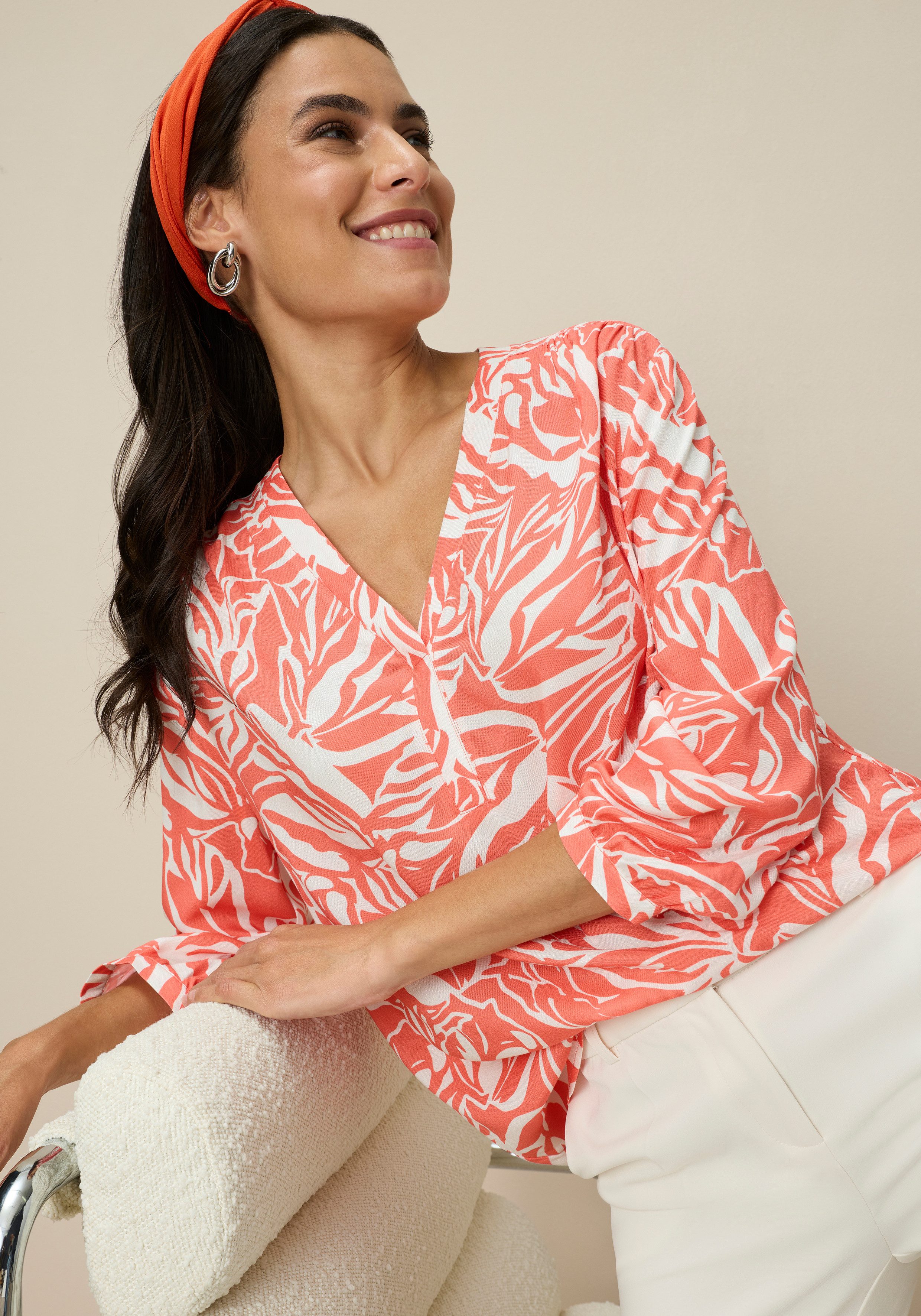 Tamaris Druckbluse mit 3/4 Ärmeln und femininen V-Ausschnitt. € 49,99, (€ 49,99 pro 1 Stk).