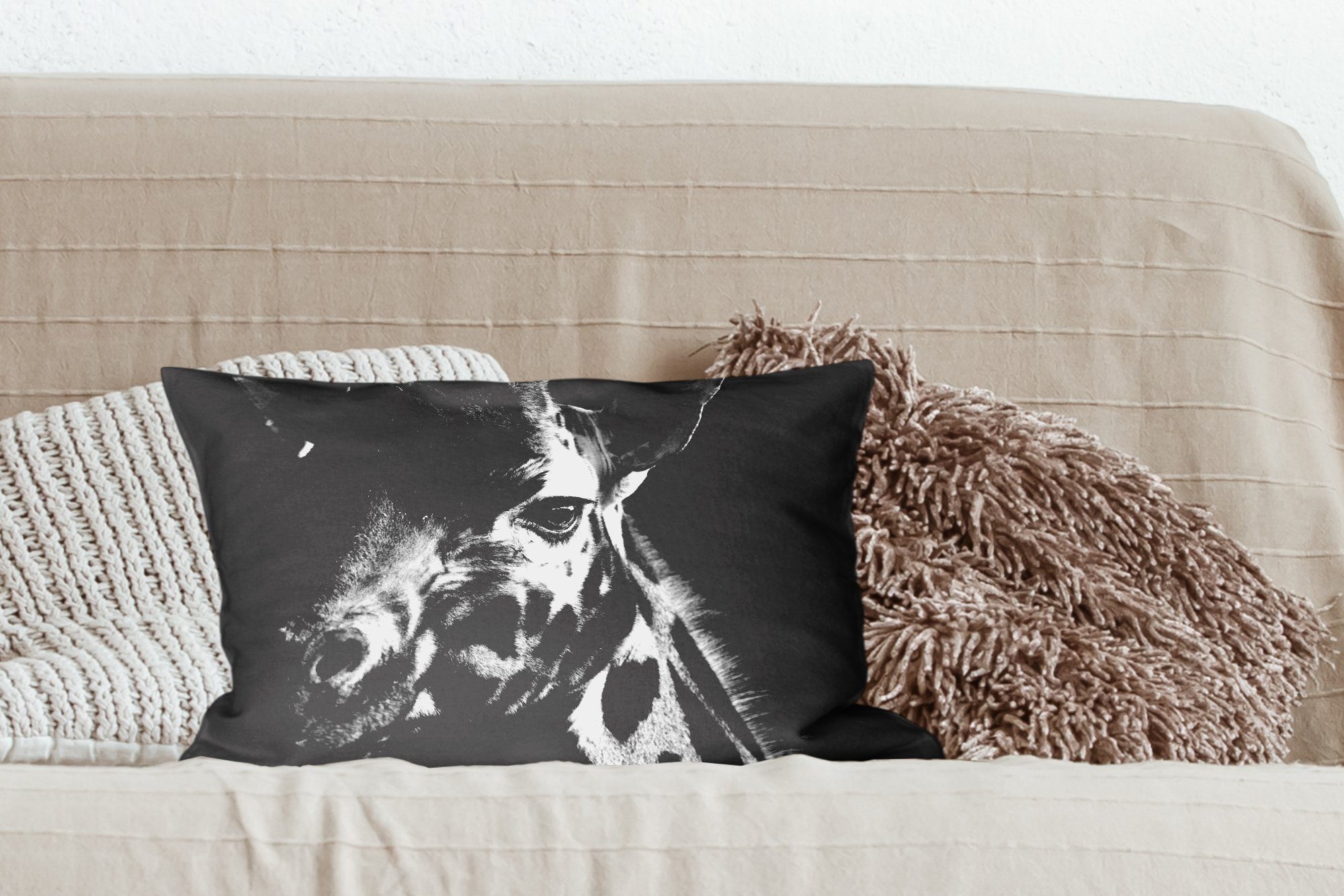 und Schlafzimmer - weiß, auf Hintergrund MuchoWow Füllung, schwarzem Dekokissen schwarz Dekokissen Dekoration, Zierkissen, mit Giraffe Wohzimmer