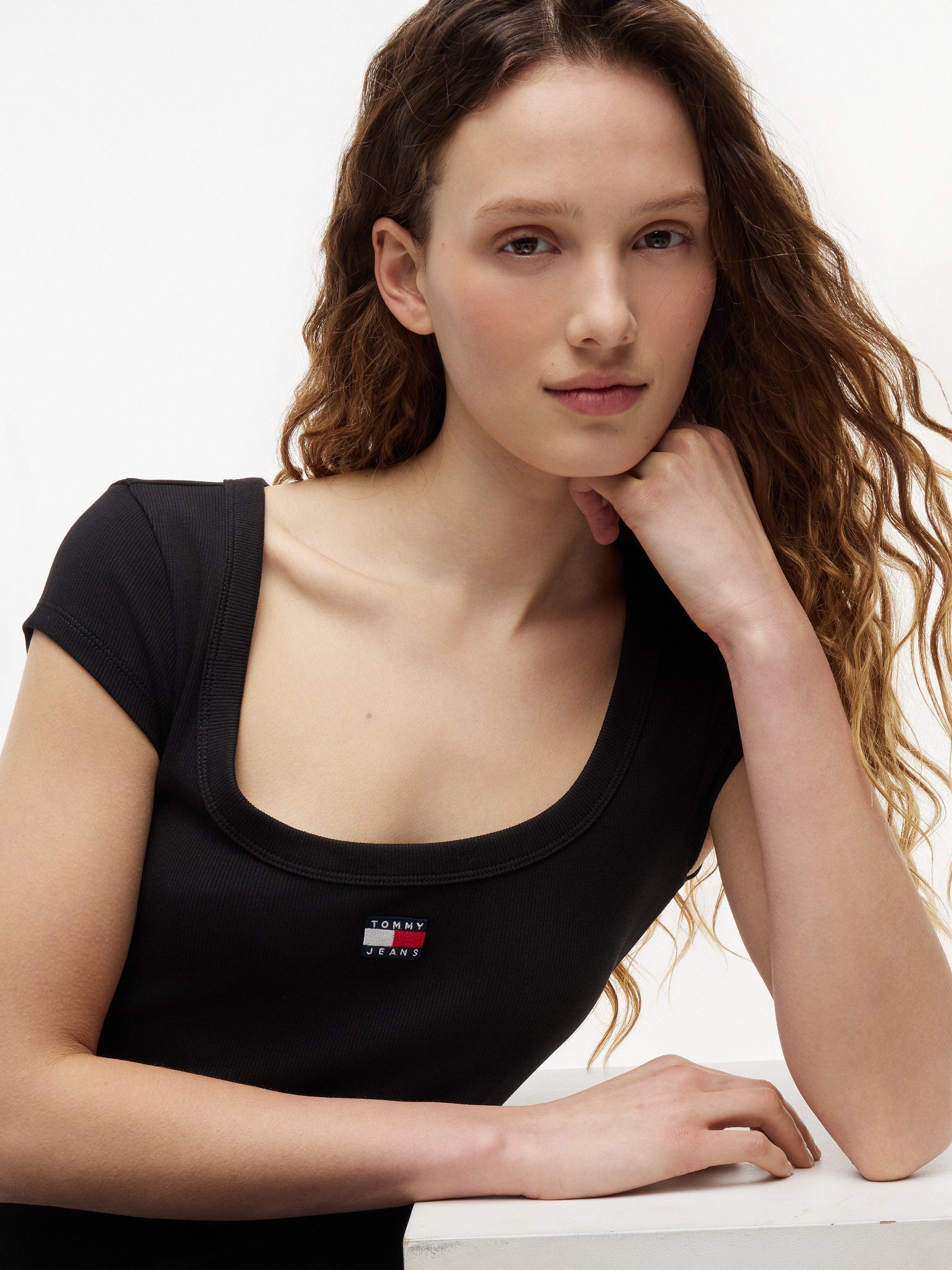 Tommy Jeans Maxikleid TJW MAXI BADGE DRESS EXT Baumwollmischung, figurbetont