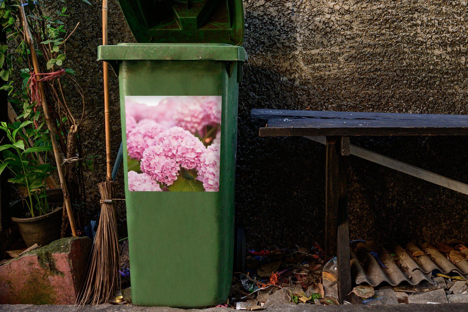 Sticker, (1 Rosa Blumen Abfalbehälter Mülltonne, Container, Mülleimer-aufkleber, - Hortensie - MuchoWow - St), Busch Wandsticker