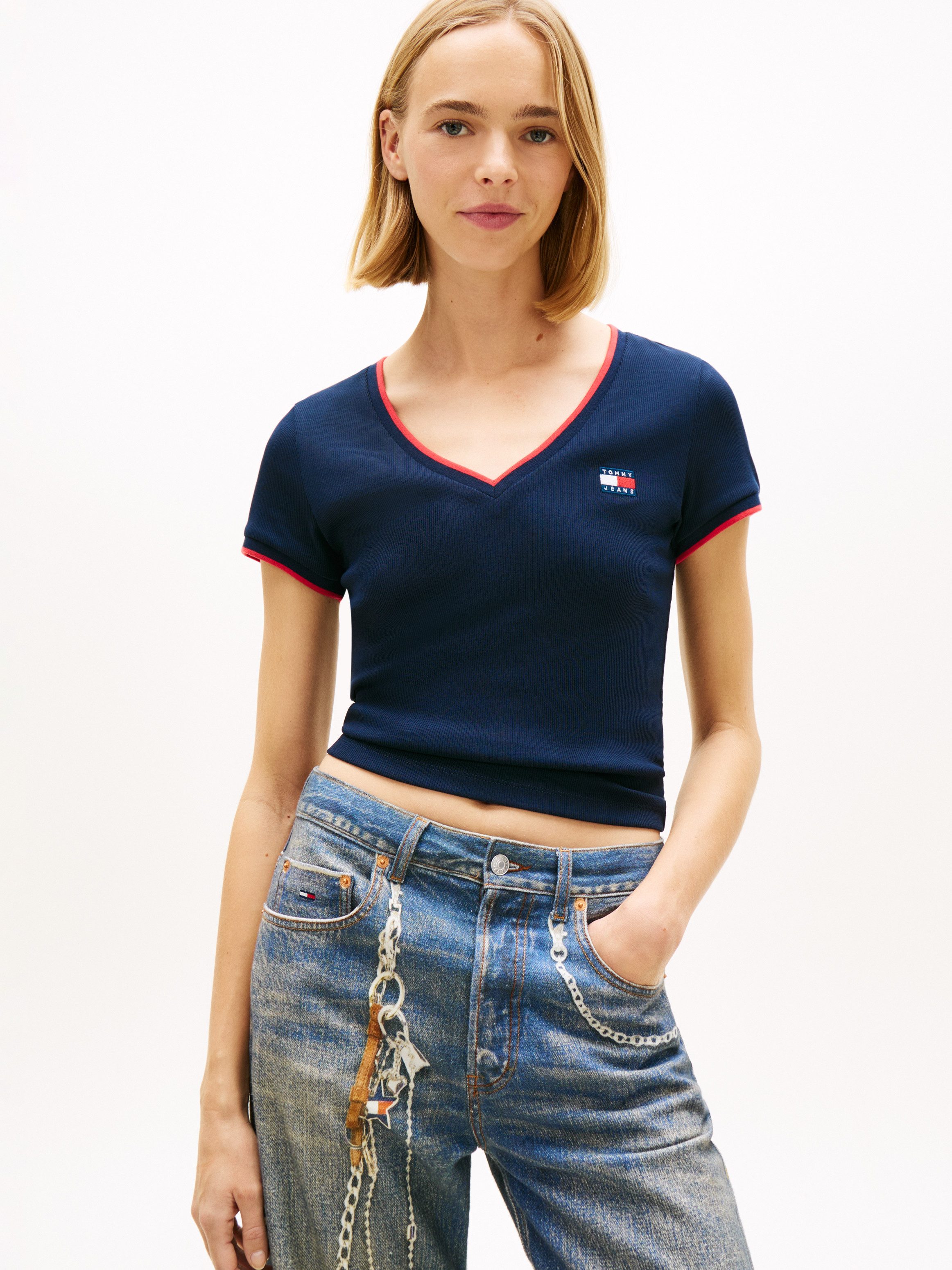 Tommy Jeans Kurzarmshirt TJW SLIM BADGE V-NECK TEE mit dem V-Ausschnitt