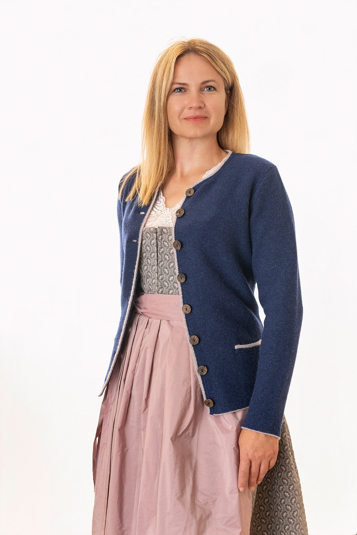 Pezzo D'oro Trachtenstrickjacke Damenstrickjacke aus Merinowolle in der Farbe Indigo (1-teilig) wird in aufwendiger Handarbeit in Bayern gefertigt