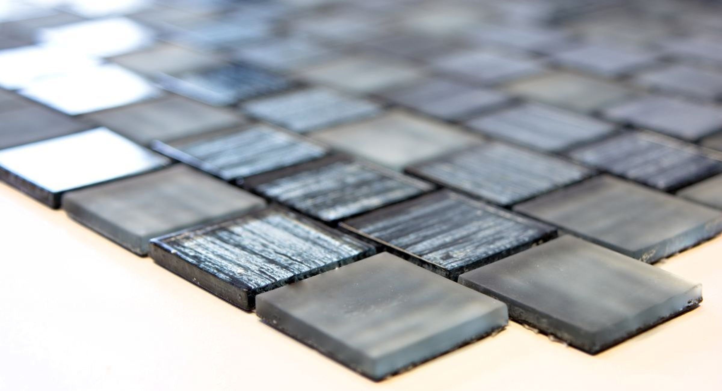 Fliese matt schwarz Glasmosaik Mosani Mosaik Milchglas Struktur klar Mosaikfliesen