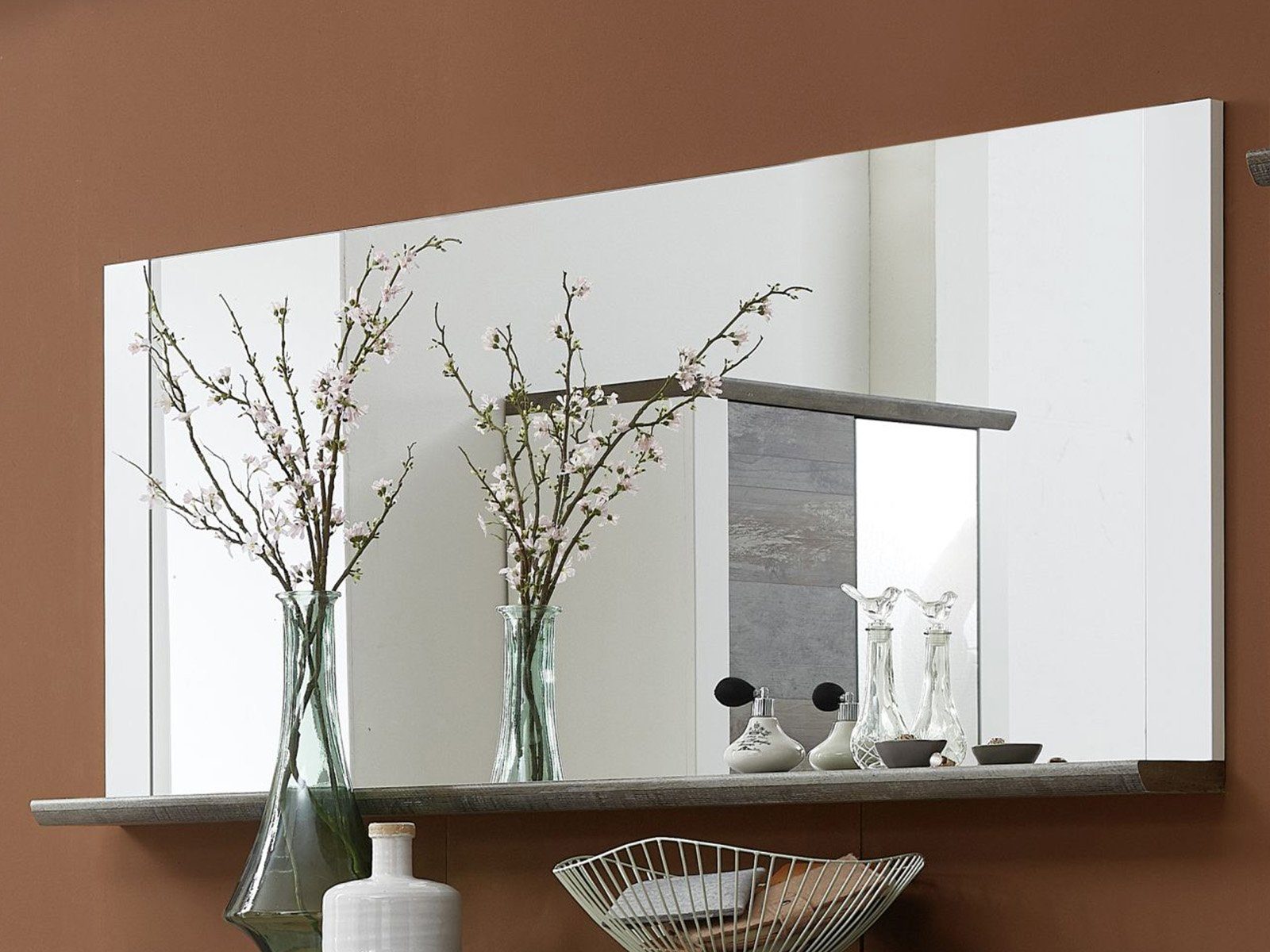 möbelando Wandspiegel Mila, Moderner Spiegel aus melaminharzbeschichteter Spanplatte in Weiß mit 1 Ablageboden in Driftwood Nachbildung. Breite 163 cm, Höhe 70 cm, Tiefe 14 cm