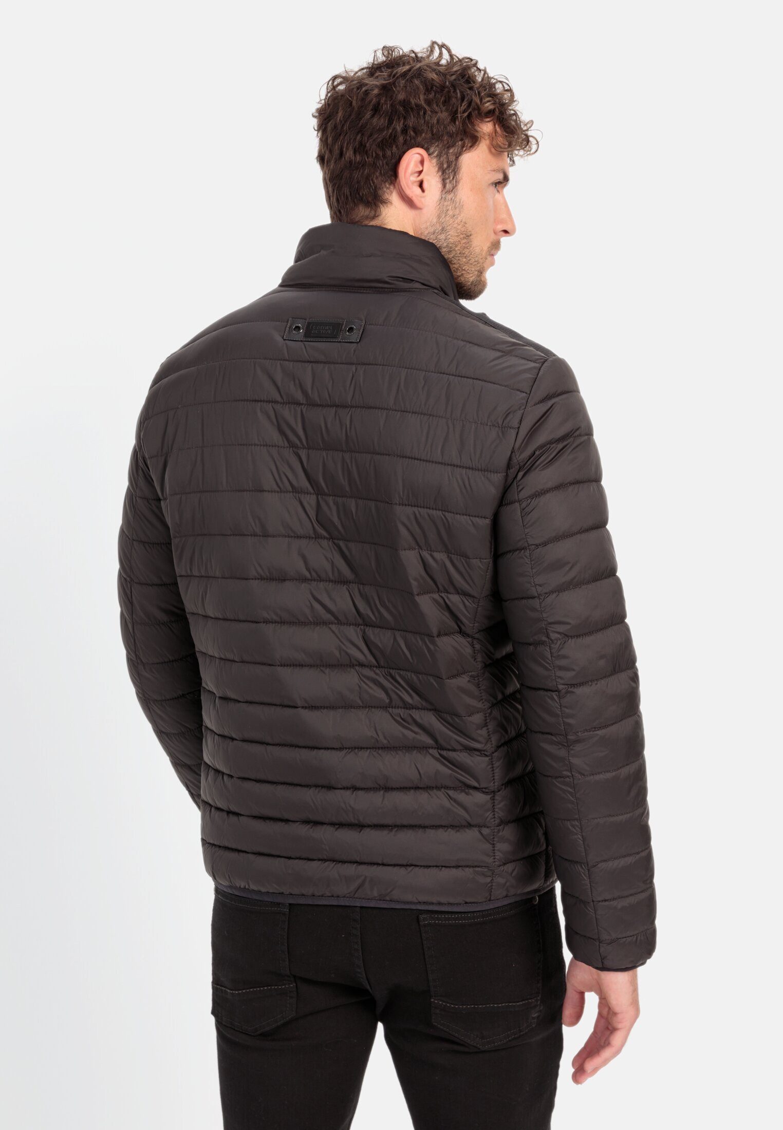 camel active Blouson ohne Daune aus recyceltem Polyester Markenlabel