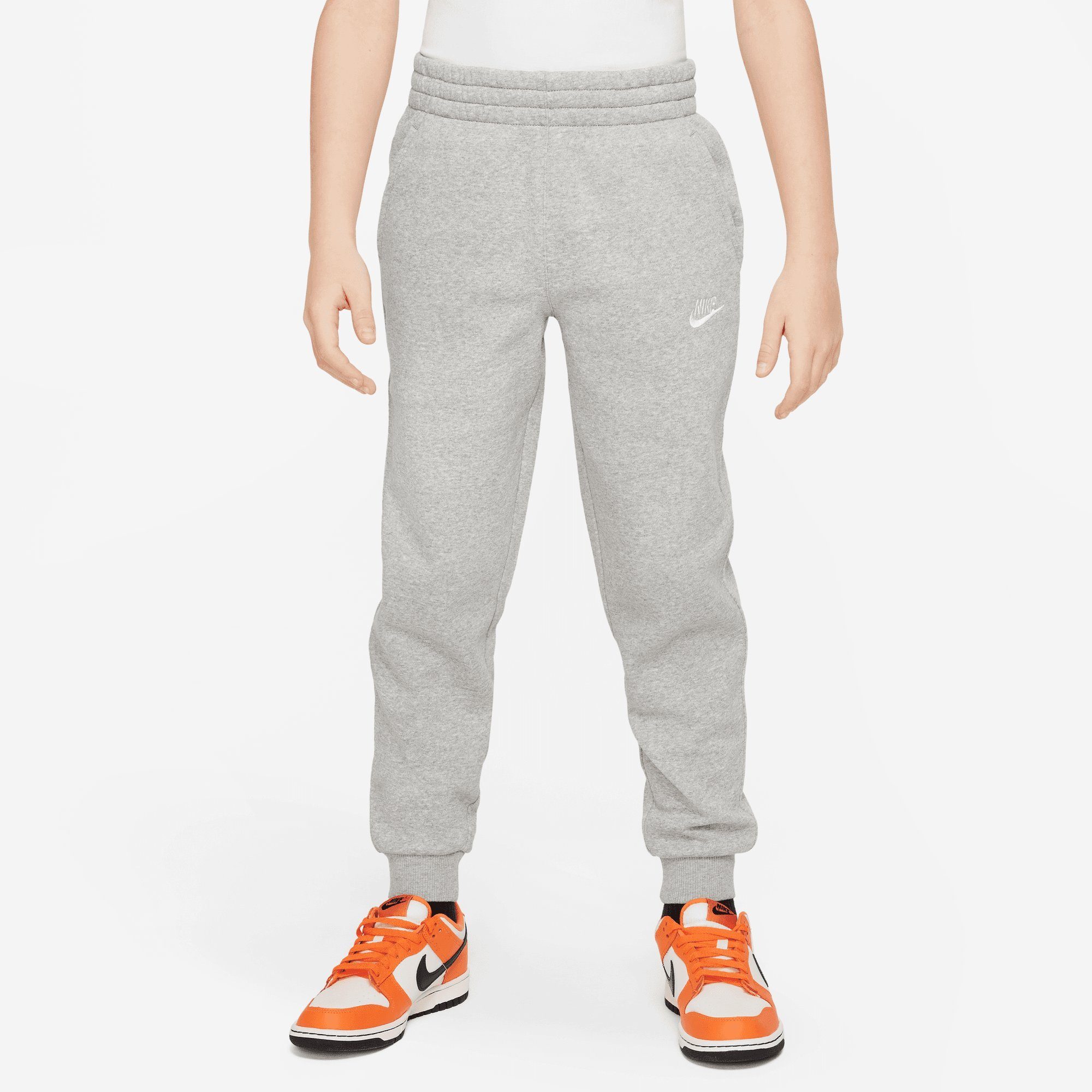 Nike Sportswear Jogginghose CLUB FLEECE BIG KIDS' JOGGER PANTS DK GREY HEATHER/BASE GREY/WHITE