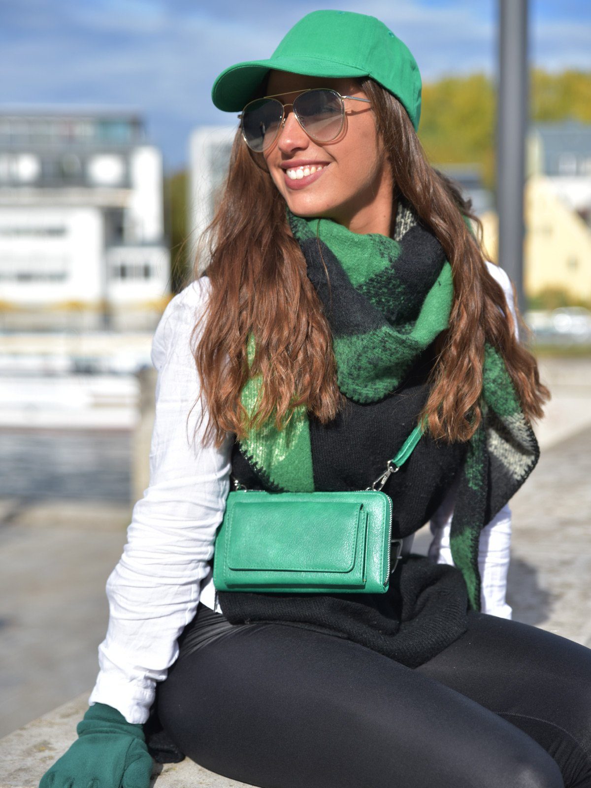 styleBREAKER Smartphonetasche (1-tlg), Geldbörse mit Smaragdgrün Unifarben Handyfach