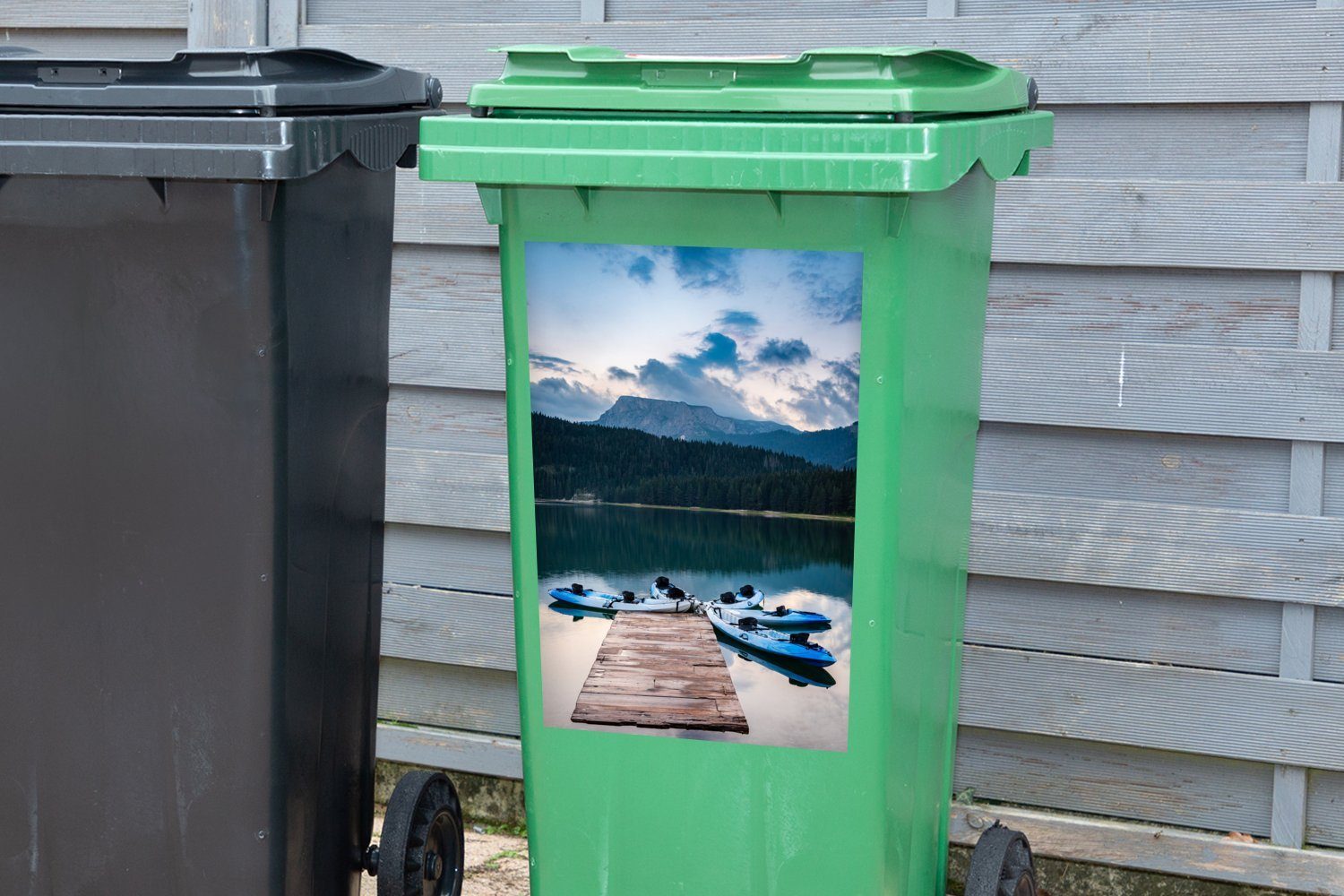 Schwarzen auf Nationalpark Container, Sticker, Mülltonne, St), MuchoWow Abfalbehälter (1 Kajakfahren montenegrinischen dem Mülleimer-aufkleber, im Wandsticker See
