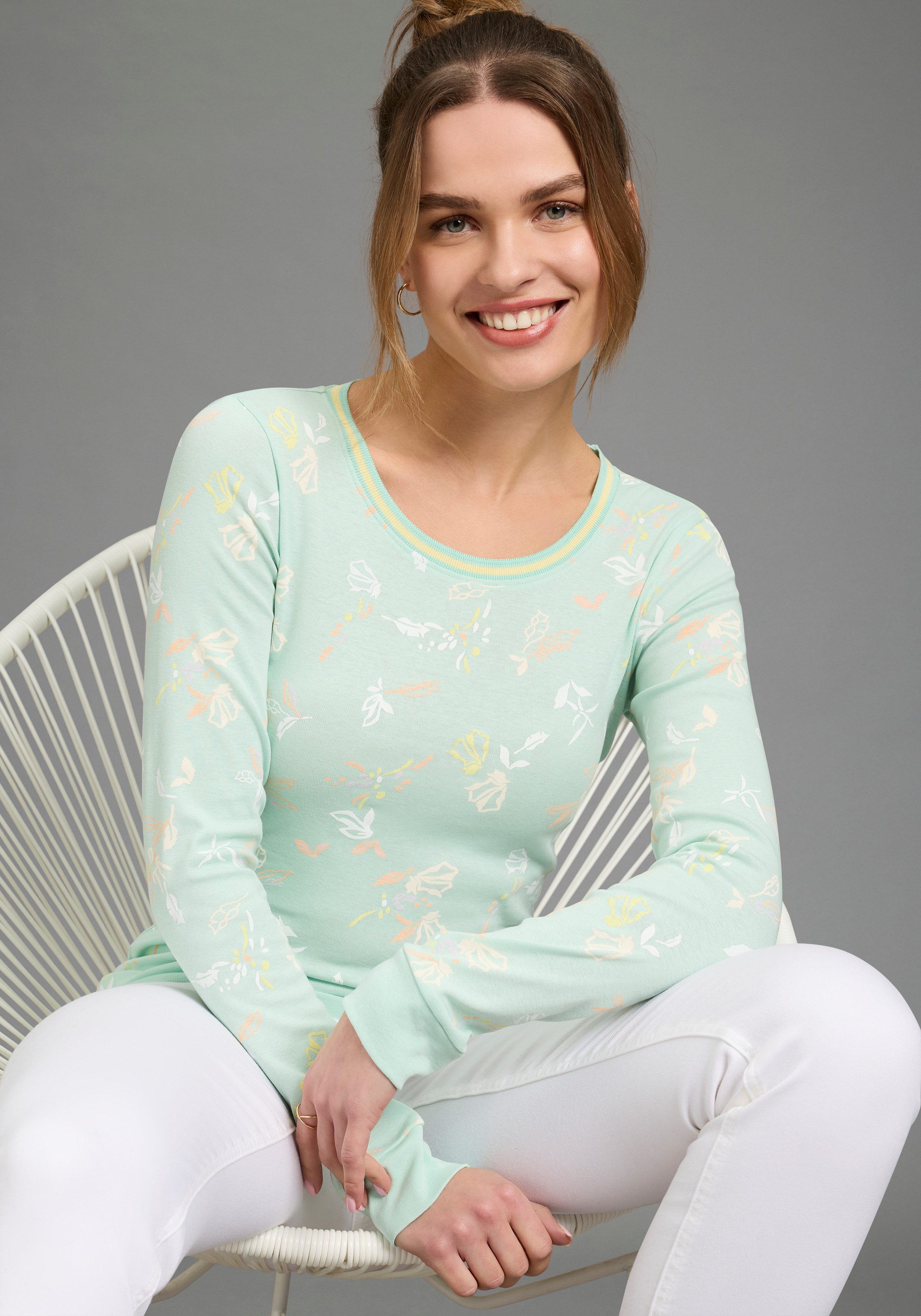 KangaROOS Langarmshirt mit Allover-Print und Kontrastdetails. € 29,99, (€ 29,99 pro 1 Stk).