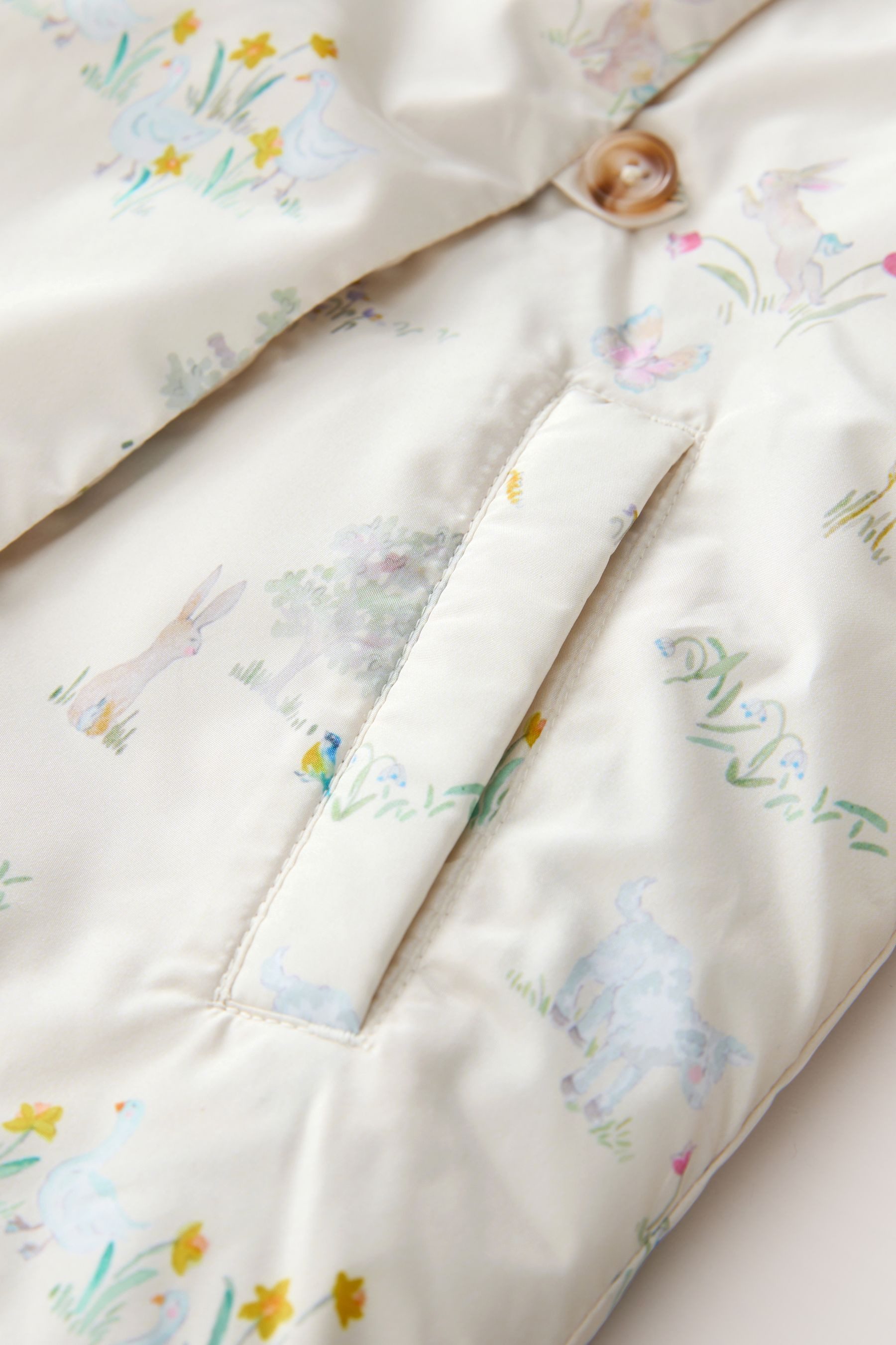 Next Kurzjacke Wasserabweisender Mantel mit Print + Rüschenkragen (1-St)