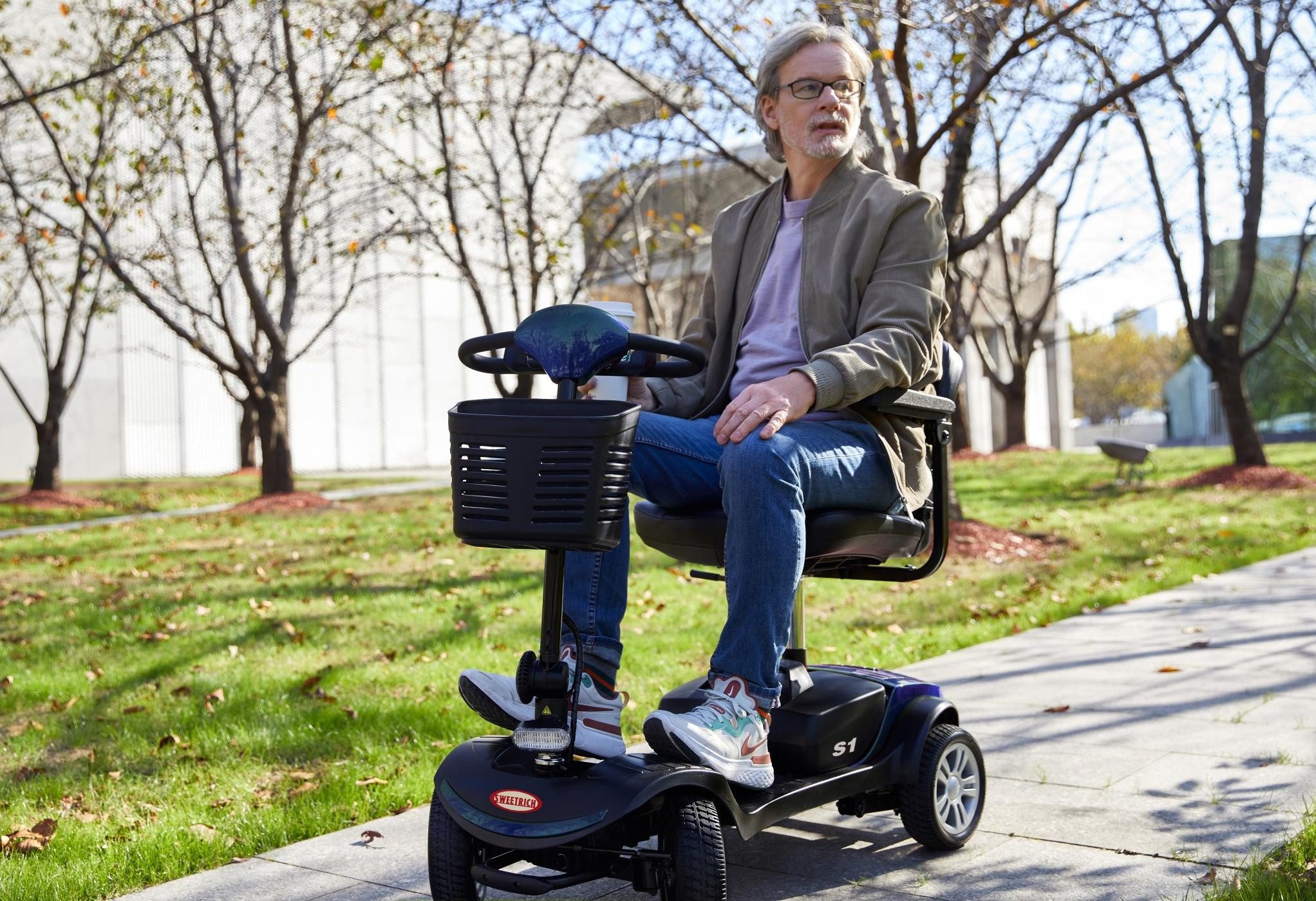 LVHOM Elektromobil faltbarer, 15-25 km, 12Ah, 300W, 136 kg Tragkraft, (Frontkorb und 360°-Drehsitz, Elektromagnetische Bremse, LCD-Display, verstellbare Armlehnen), Gesamtgewicht: 46kg