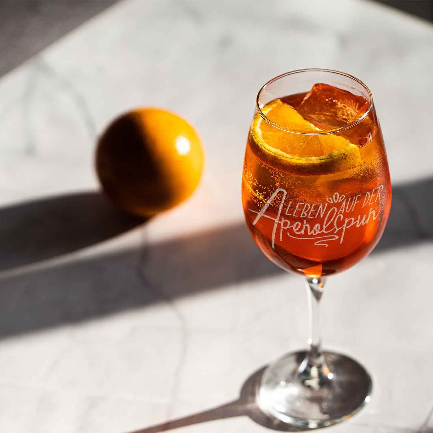 GRAVURZEILE Rotweinglas - Leben auf der Aperolspur - Aperol Spritz Glas - Aperol Geschenk, Qualitätsglas aus dem Hause Leonardo, Ausführung: 460ml - Daily