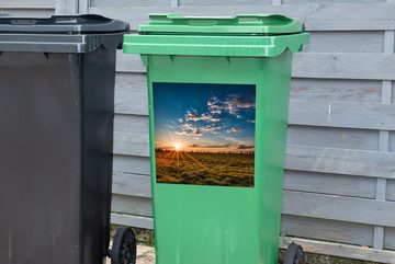 MuchoWow Wandsticker Sonnenuntergang - Natur - Wolken - Gras (1 St), Mülleimer-aufkleber, Mülltonne, Sticker, Container, Abfalbehälter