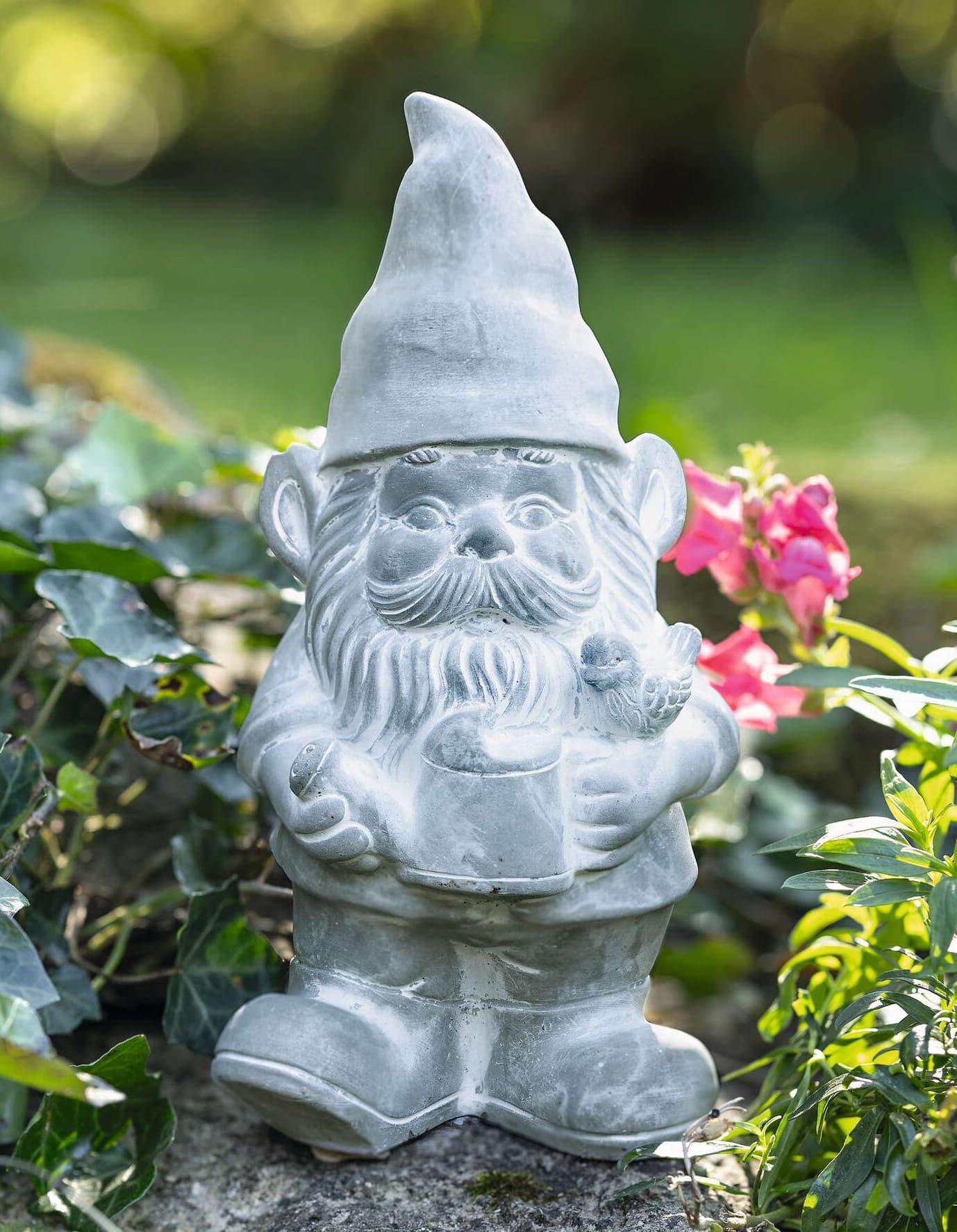 Dekoleidenschaft Gartenzwerg "Wikinger" Zement Gartenwichtel weiß, Gnom, Wichtel Garten, Dekofigur, 26 cm hoch, Outdoor Gartenstatue, Gartendeko