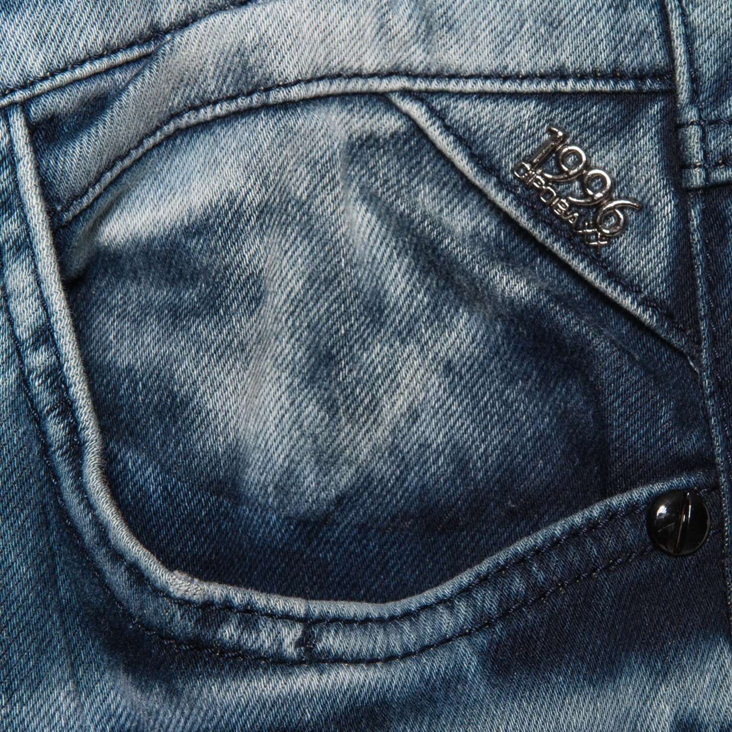 Cipo & Herren Design Hose im Nahtverzierungen Style Baxx Details mit mit Aufwendiges aufwendigen Regular-fit-Jeans Details vielen Cargo und Jeans