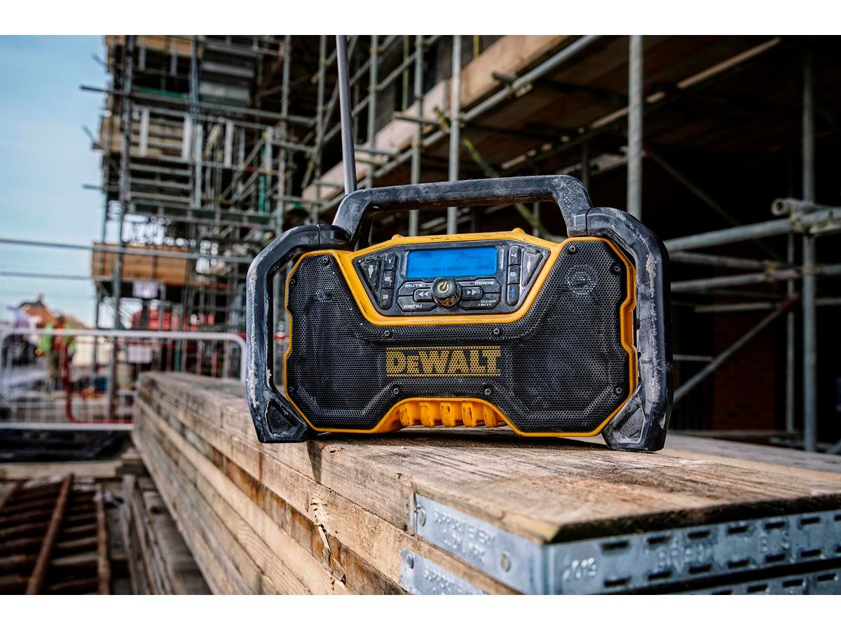 DeWalt Akku- und Netz Kompakt Baustellenradio (Digitalradio (DAB), FM-Tuner, ohne Akku und Ladegerät, mit Netzanschluss, Bluetooth)