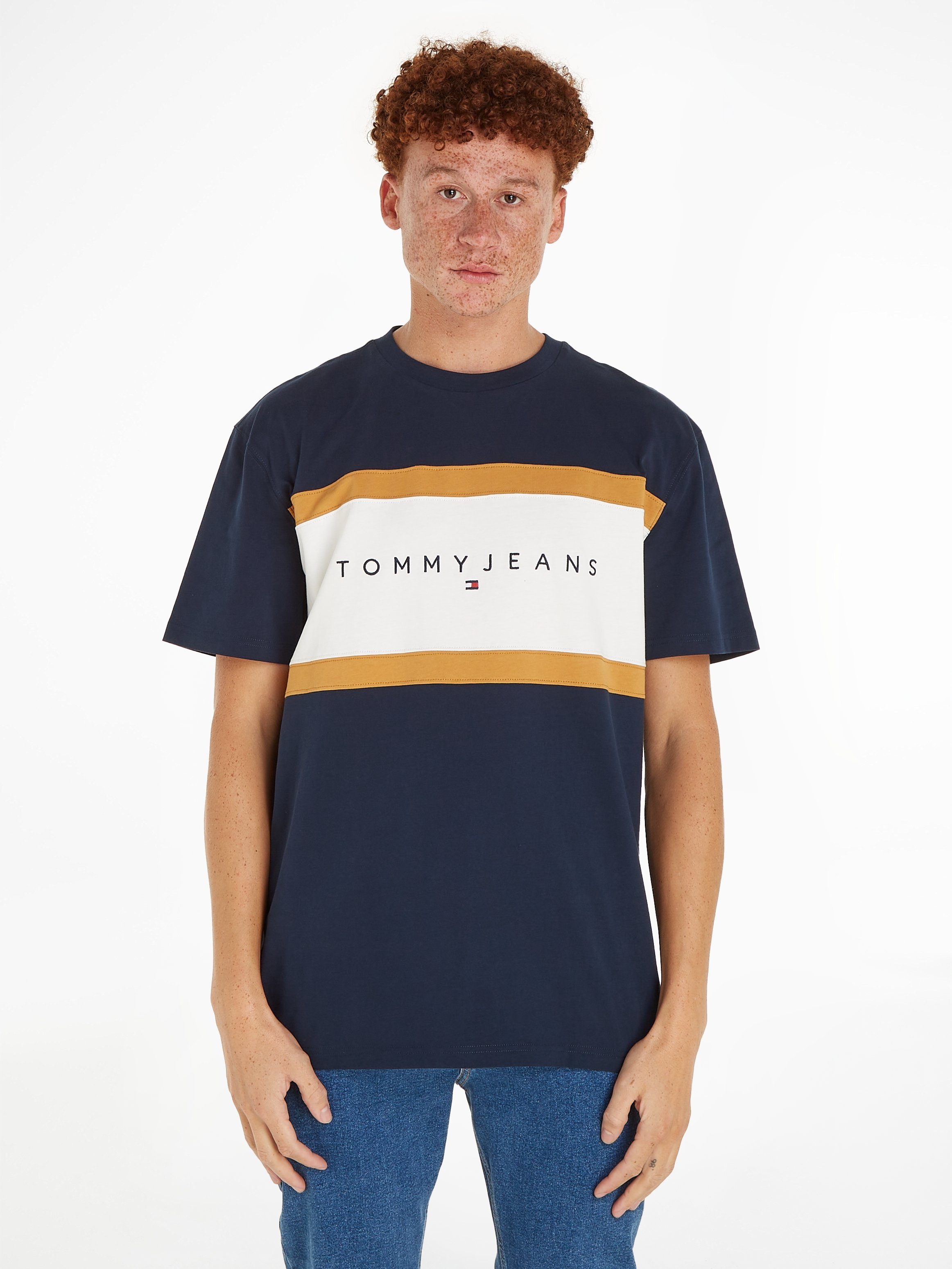 Tommy Jeans T-Shirt TJM REG mit CUT Markenschriftzug SEW & TEE großem