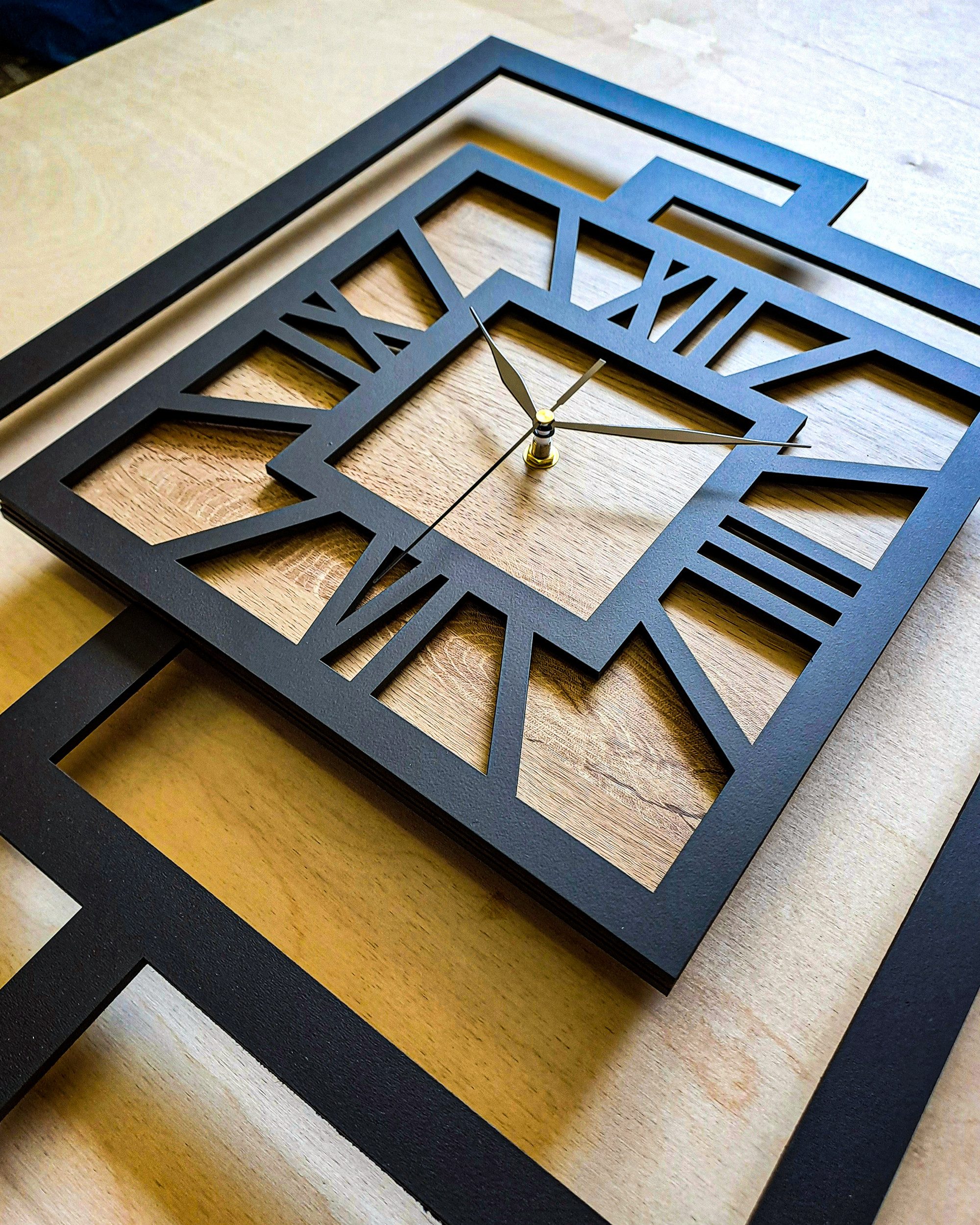 ORNAMENTI Wanduhr Grosse, moderne, geometrisch, Holz, hingucker, Loft, Rechteck (römisch, römische Ziffern, ohne Ticken, Wanddeko)