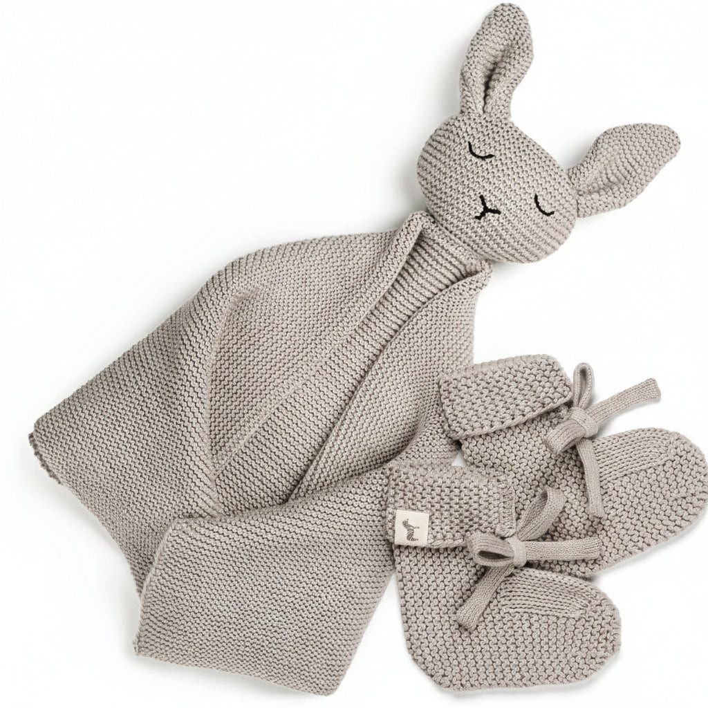 Moyo Neugeborenen-Geschenkset "Hej Baby" Grau (Set, 3-tlg., 1 Schnuffeltuch und 1 Paar Babysocken) Zeitloses Strick Geschenkset für Neugeborene
