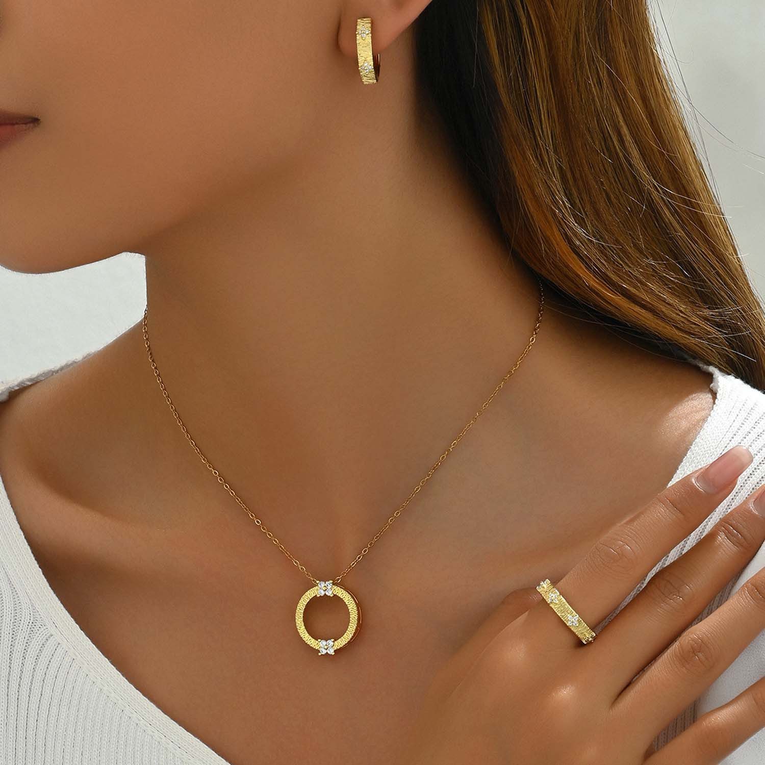 trends for living Schmuckset Schmuckset aus goldfarbener Halskette Ohrringen und Ringen, kreisförmigem Design strukturierter Oberfläche und Zirkon-Einlagen
