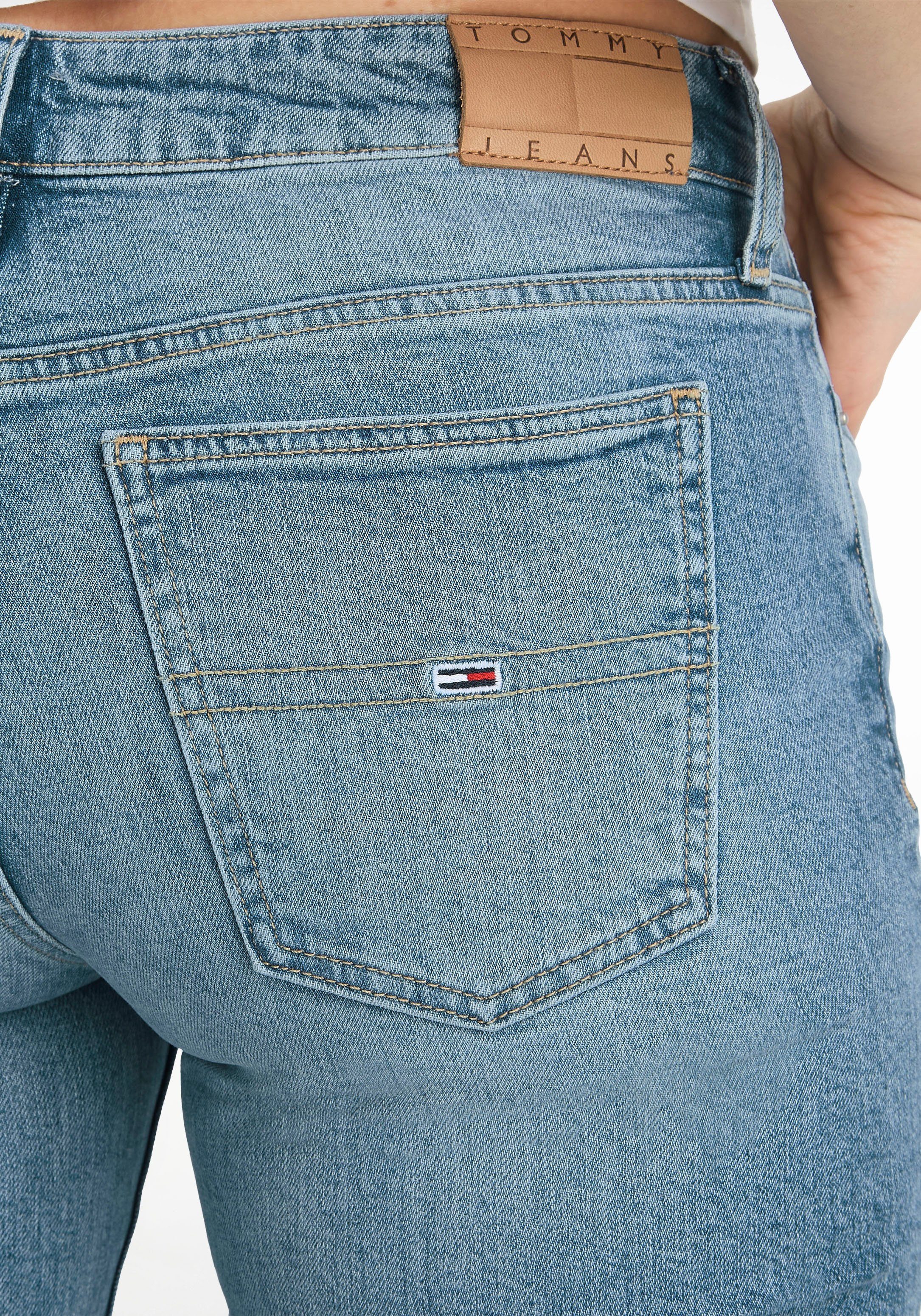 Tommy Jeans denim3 Tommy Schlagjeans Jeans Flag light Logo-Badge & mit