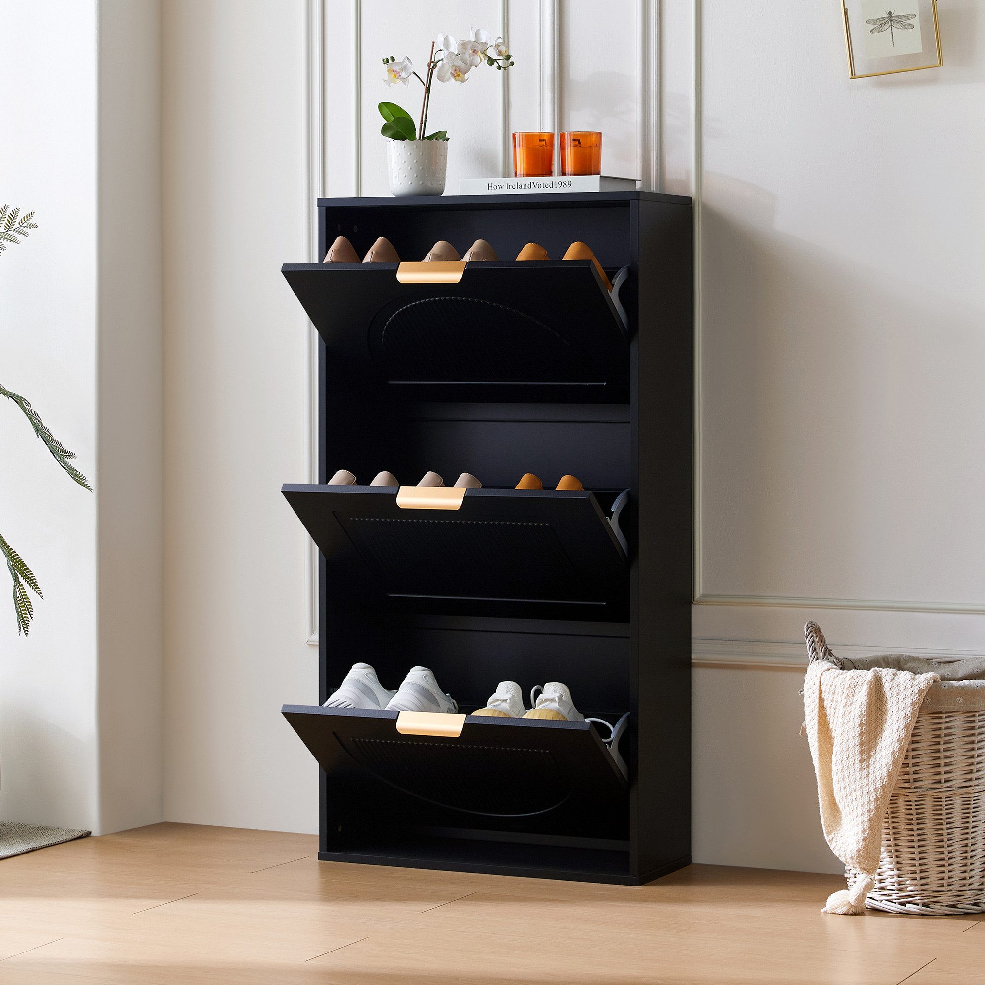 HAUSS SPOLE Schuhschrank Schuhkipper Schmal 60x24x114cm Schuhkommode weiß mit 3 Klappen (Schuhkipper Schmal mit 3 Klappen – Kippsicher & Modern, Platzsparender Schuhschrank für Flur & Wohnzimmer., 1-St., B60/D24/H114 cm) 3 umklappbare Schuhregale, Metallgriff