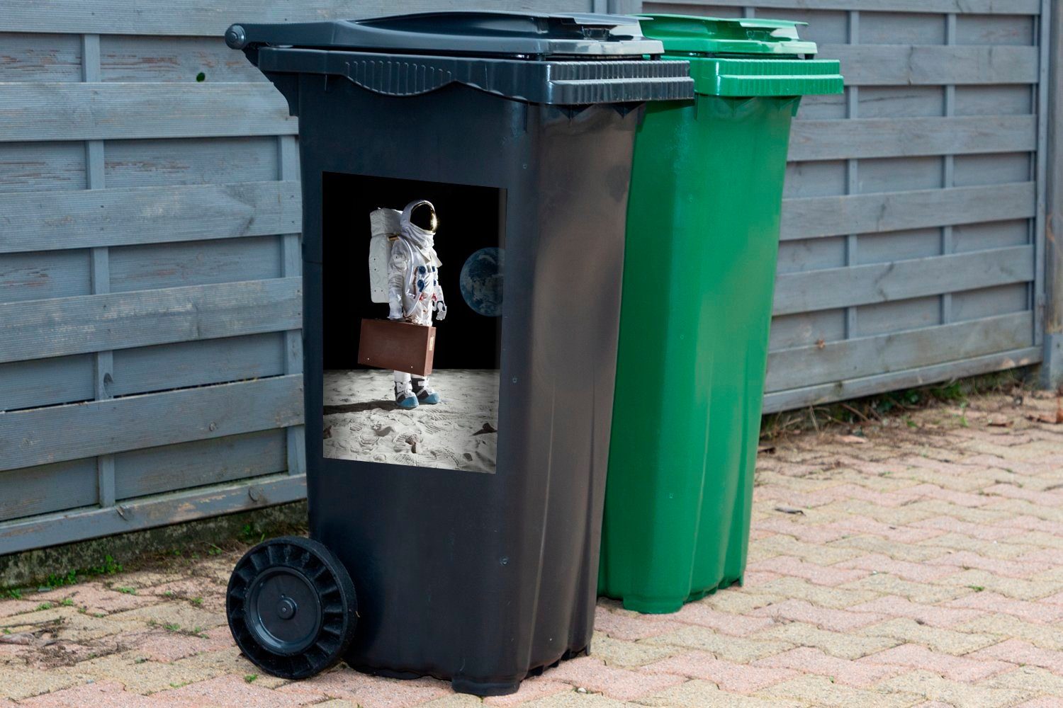MuchoWow Wandsticker Astronaut - Koffer (1 Sticker, Mond - Abfalbehälter Mülltonne, Container, Mülleimer-aufkleber, St)