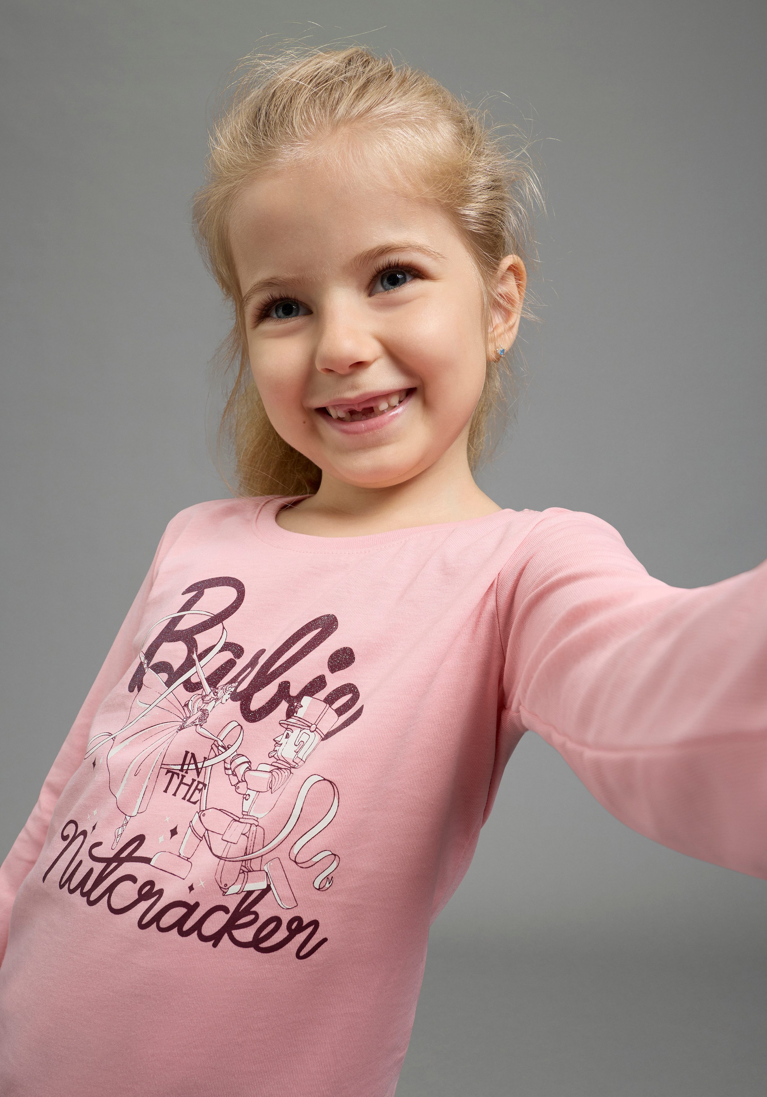 KIDSWORLD Langarmshirt BARBIE Glitzerdruck Shirt, Mattel BARBIE Nussknacker Shirt, hüftlange Basic-Passform, Langarm-Design – Bild 3 von 5