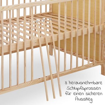 jonka Babybett Leni - Spielbär - Natur, Set inkl. Bettwäsche, Himmel & Matratze 70x140 cm mit Schlupfsprossen