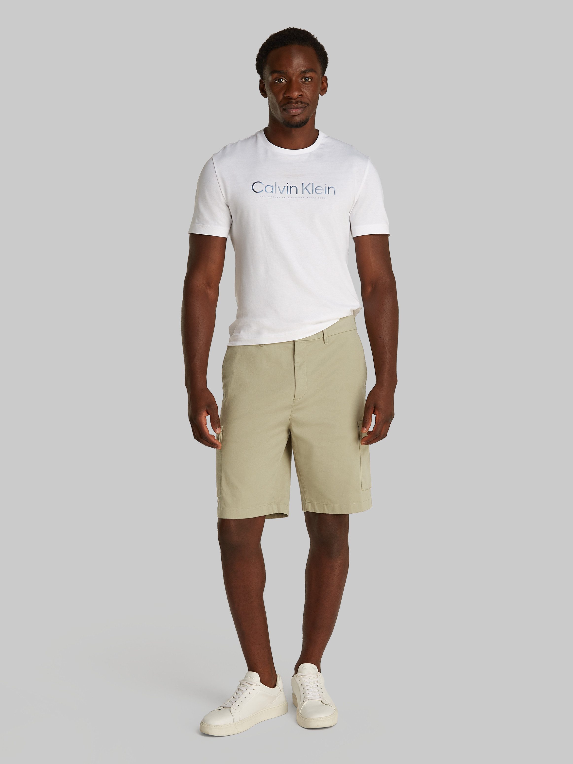 Calvin Klein Cargoshorts MODERN TWILL CARGO SHORT mit Logo-Patch