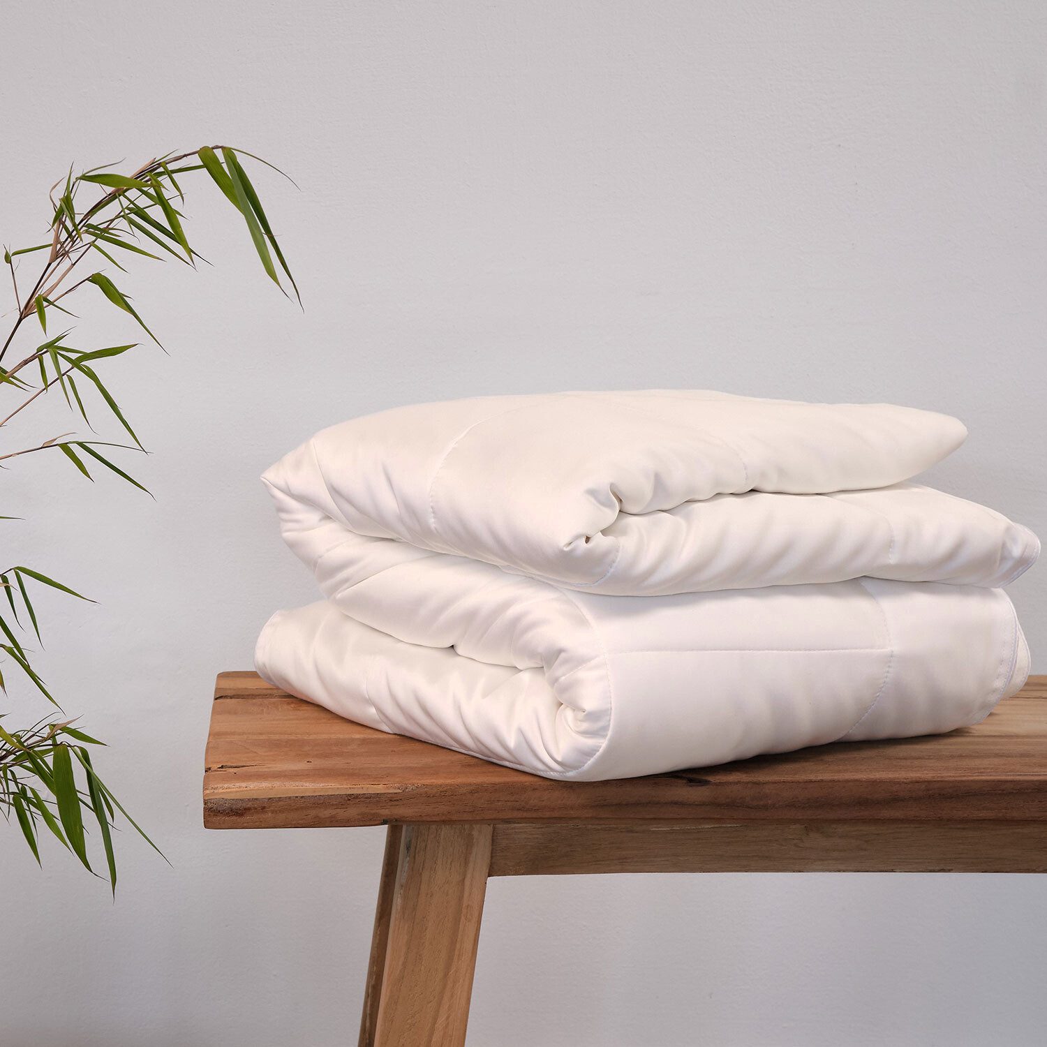 AGA.PIE Kunstfaserbettdecke Bambus Lyocell Ganzjahresbettdecke, Füllung: 100% Bambus Lyocell, in 135x200 cm, allergikerfreundlich, für Sommer oder Winter, Weiß