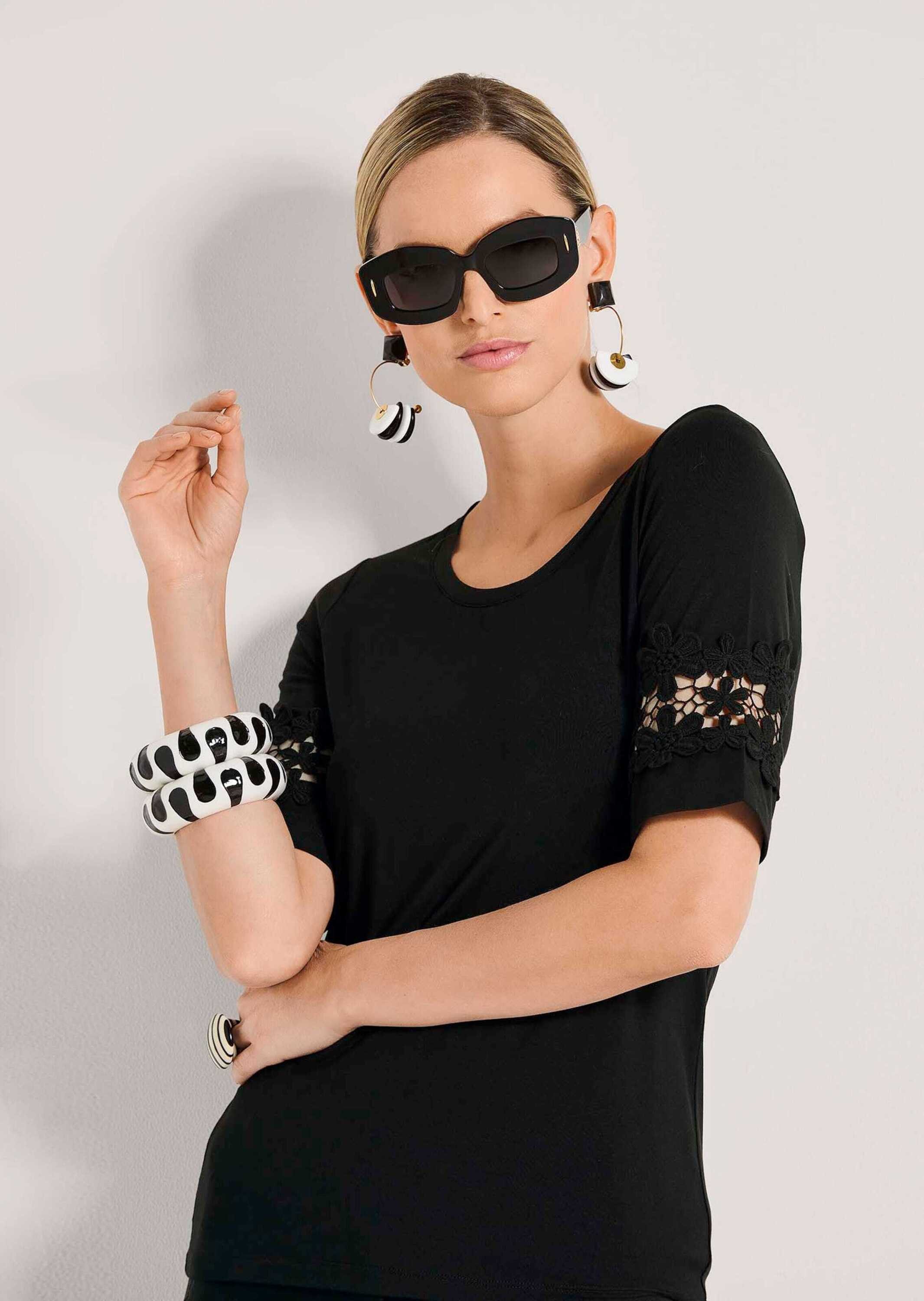 MADELEINE Kurzarmshirt Sommerliches Shirt mit Spitzendetail Uni-Design, runder Ausschnitt, ohne Verschluss