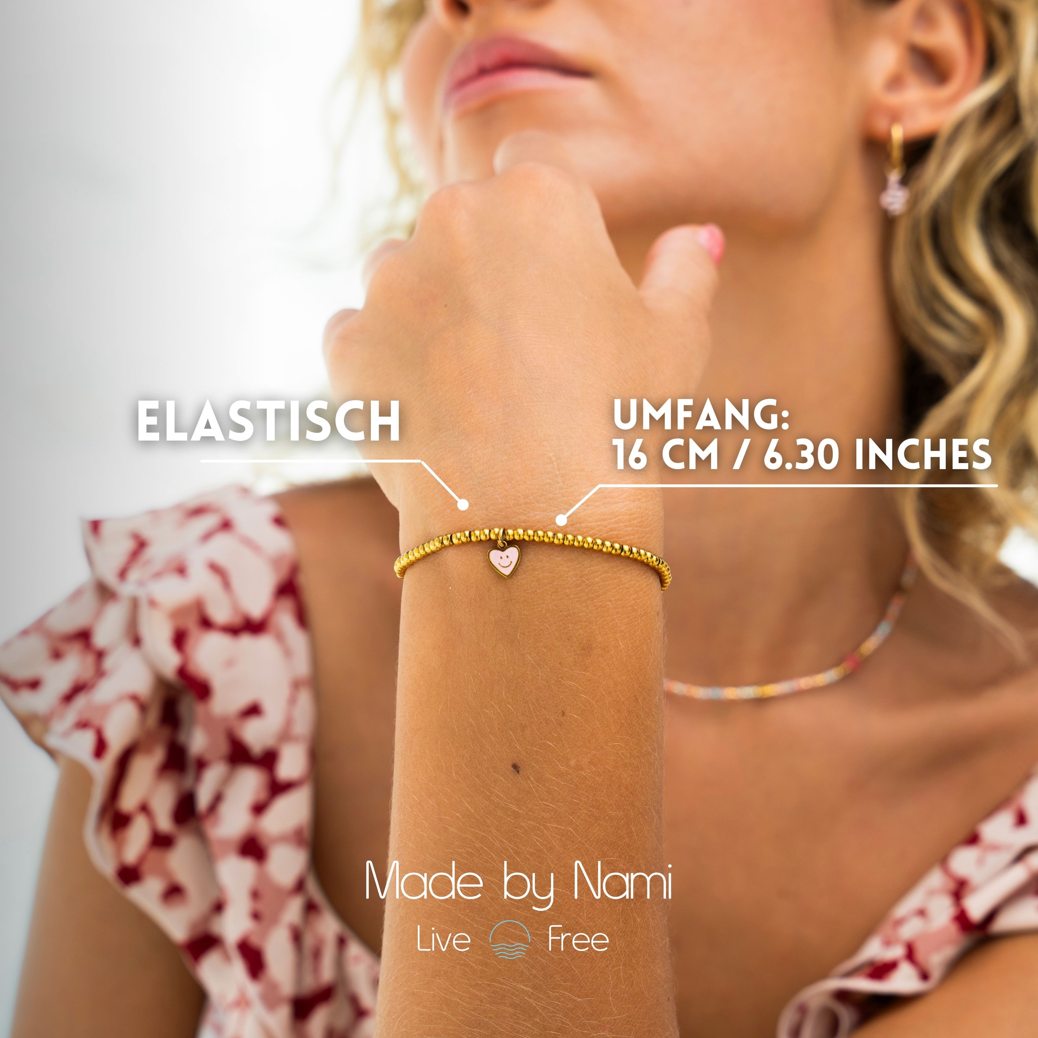 Made by Nami Perlenarmband Gold Damen Elastische Freundschaftsarmbänder mit Charms, aus Chirurgischem Edelstahl Hypoallergen Wasserfester Schmuck Gold