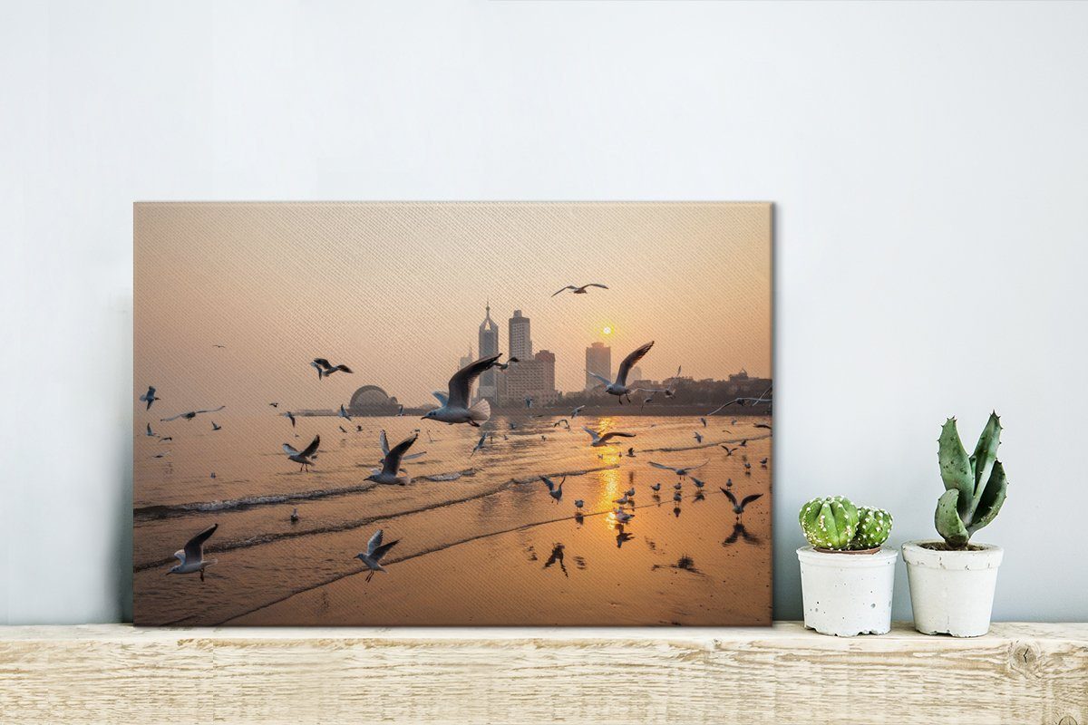 Möwen 30x20 Qingdao am von Leinwandbild in (1 Aufhängefertig, Wandbild OneMillionCanvasses® St), Wanddeko, Strand cm China, Leinwandbilder,