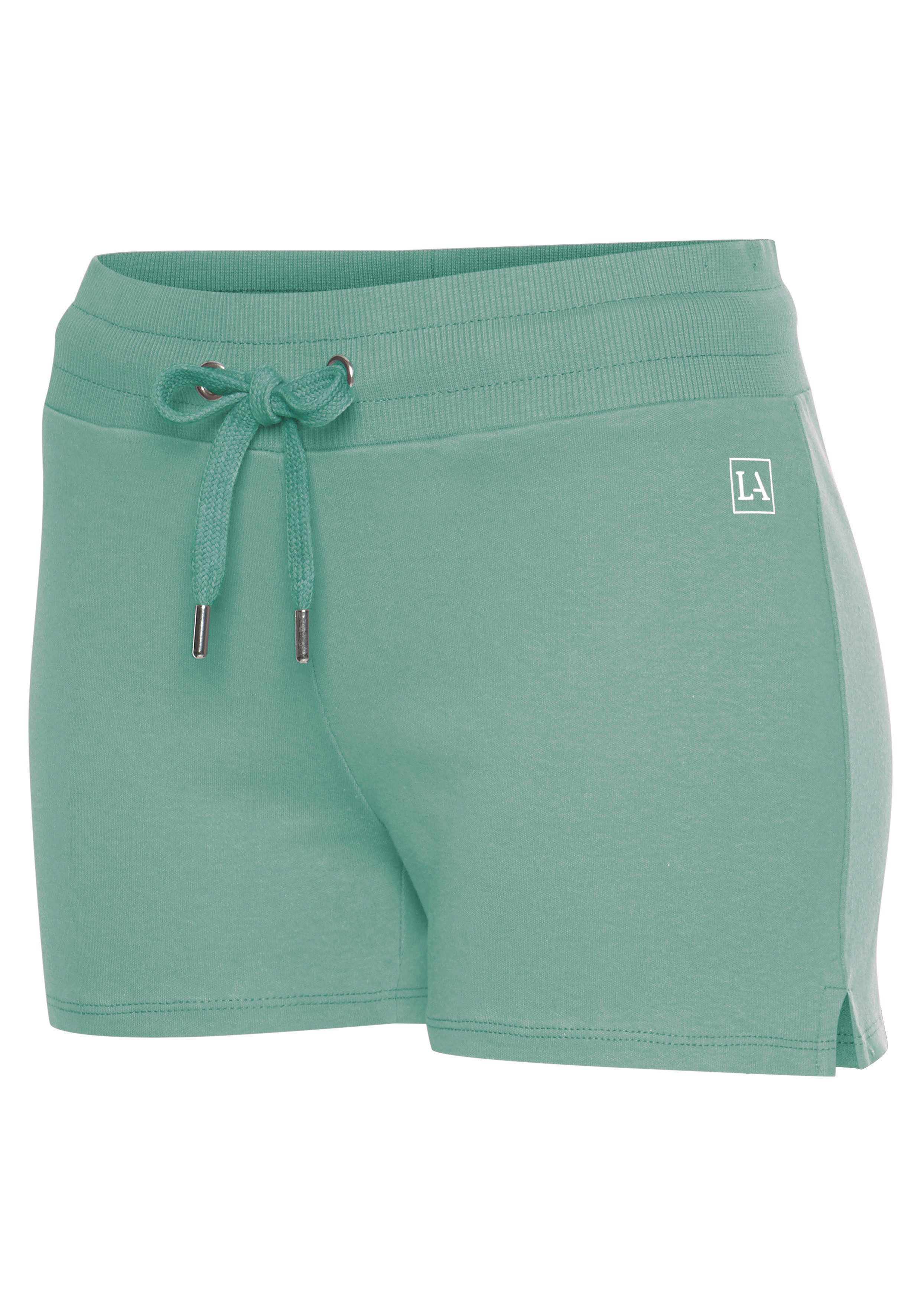 LASCANA ACTIVE Shorts mit kleinen Seitenschlitzen