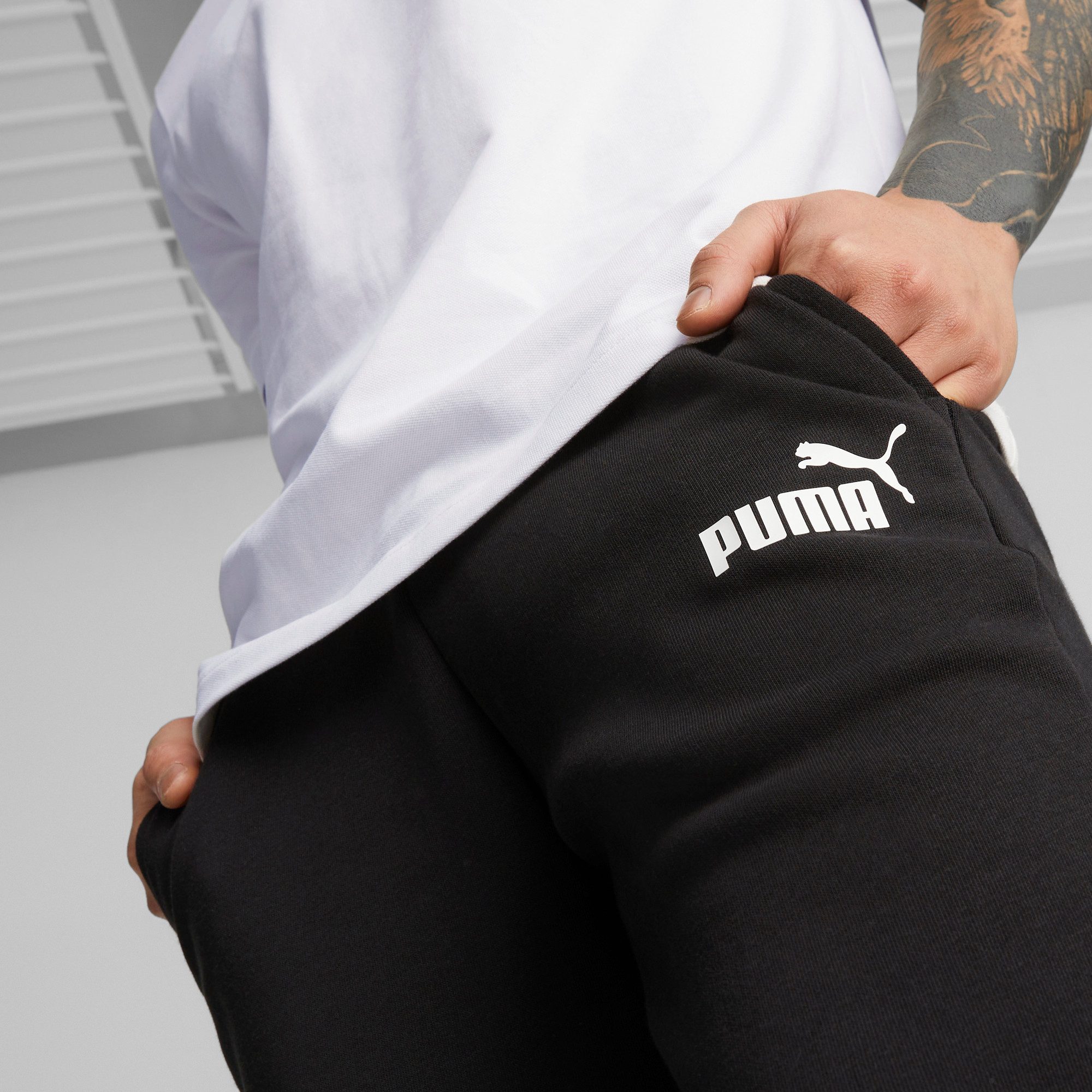 PUMA Jogginghose ESS LOGO PANTS TR CL für vielseitige Aktivitäten, aus French Terry, mit Eingrifftaschen