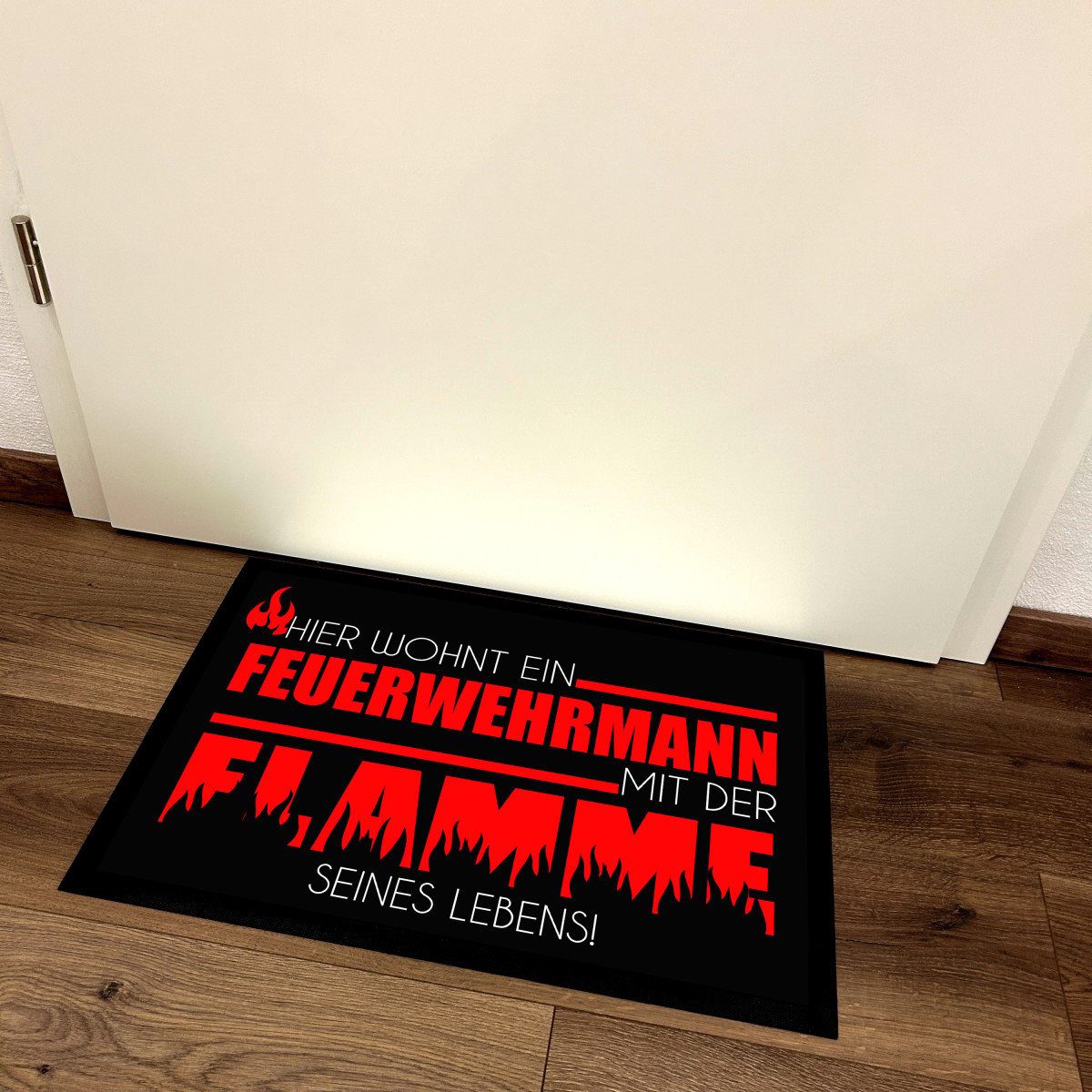 Herzbotschaft Fußmatte Türmatte Schmutzfangmatte mit Spruch HIER WOHNT EIN FEUERWEHRMANN, 2 mm hoch