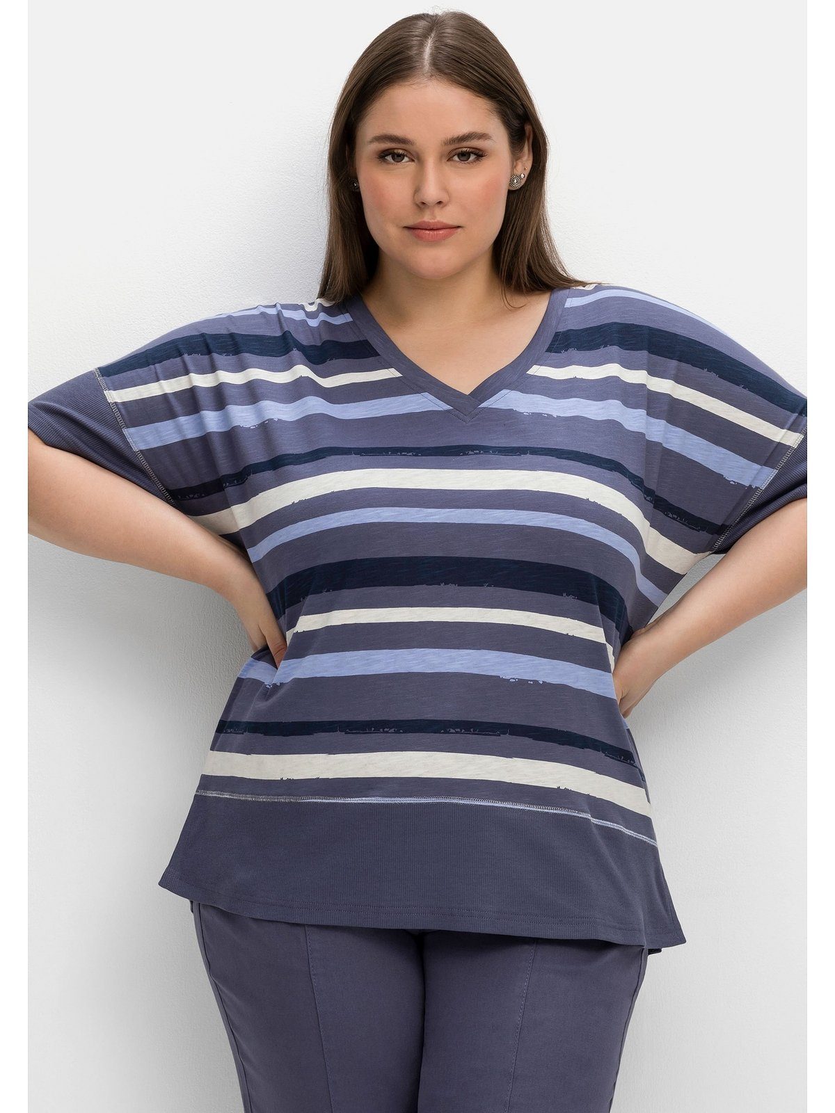 Sheego T-Shirt Große und Größen mit Streifendruck V-Ausschnitt