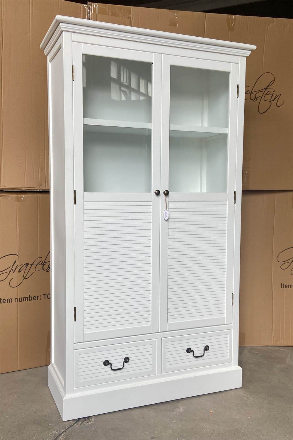 HAMPTONS Wäscheschrank Möbel mit Vitrine Vitrinenschrank Long weiß Grafelstein Lamellentür