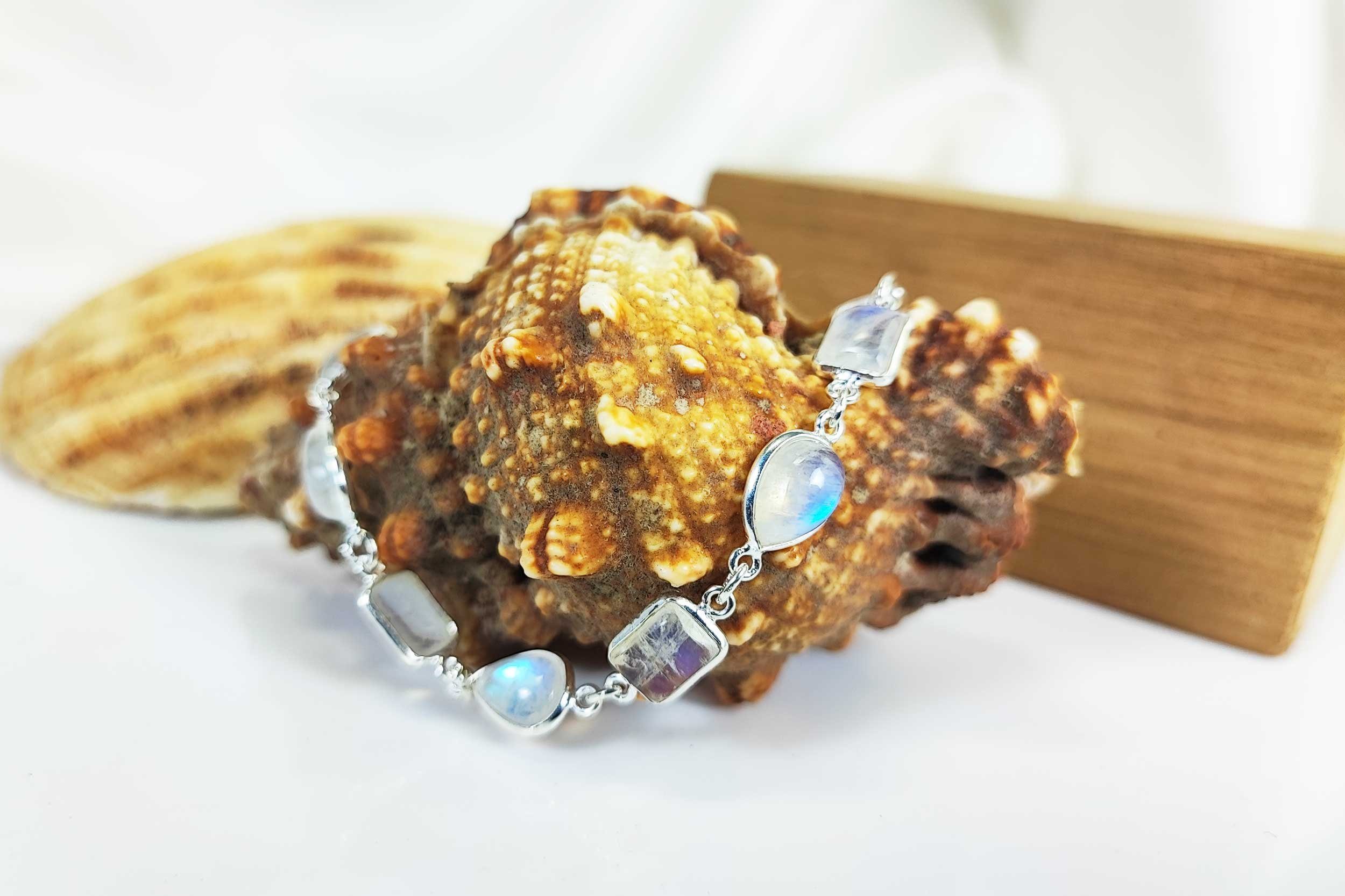 ALUNA Silberarmband Mondstein-Armband mit Karabiner Silber 925, echte Steine - blau schillernd - Made in Germany- ar0100x7