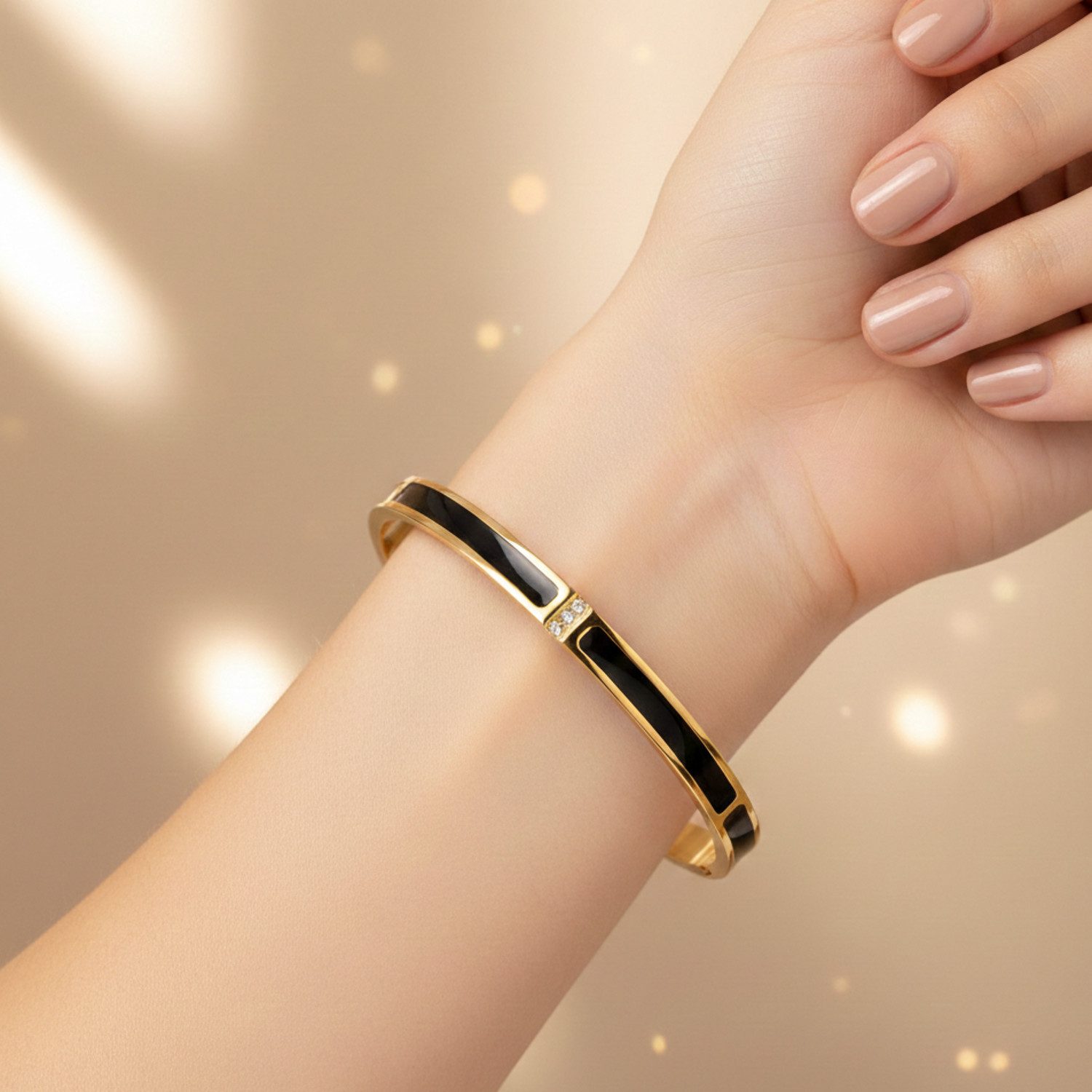 KARMA Armreif Damen Gold Schwarz Edelstahl vergoldet (Damenarmreif wasserfest hypoallergen, 1-tlg., elegante Geschenkidee Damenschmuck), modernes Design Modeschmuck modern