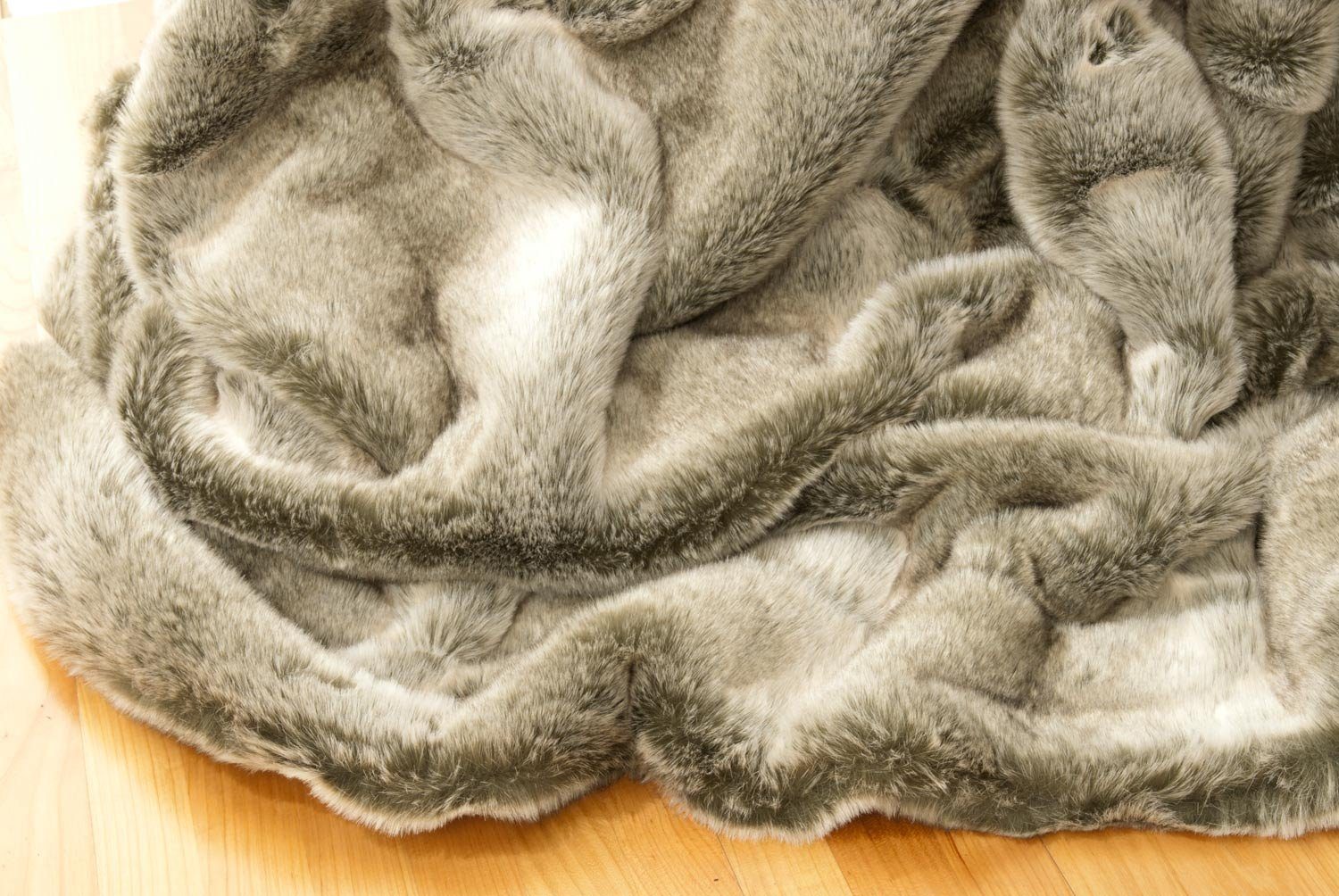 Wohndecke Felldecke (Kunstfelldecke) Grauwolf grau-beige, Wohnen und Accessoires GmbH & Co. KG, Felloptik – Bild 5 von 5