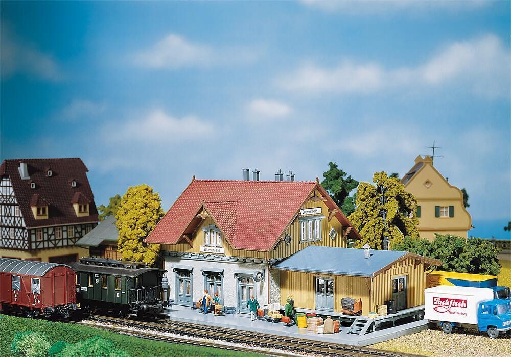Modelleisenbahn-Gebäude Faller H0 110097 Kleinstation Blumenfeld