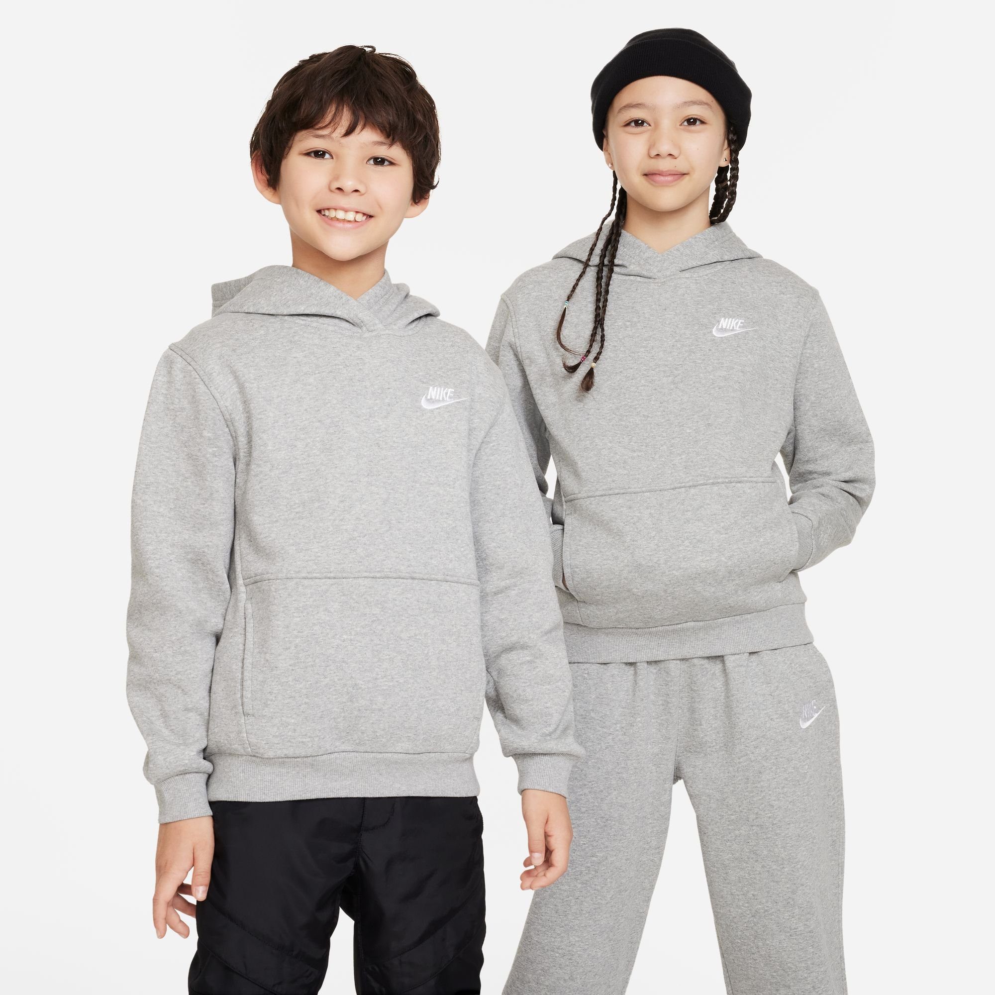 Nike Sportswear Kapuzensweatshirt CLUB FLEECE BIG KID'S PULLOVER HOODIE DK GREY HEATHER/WHITE | 