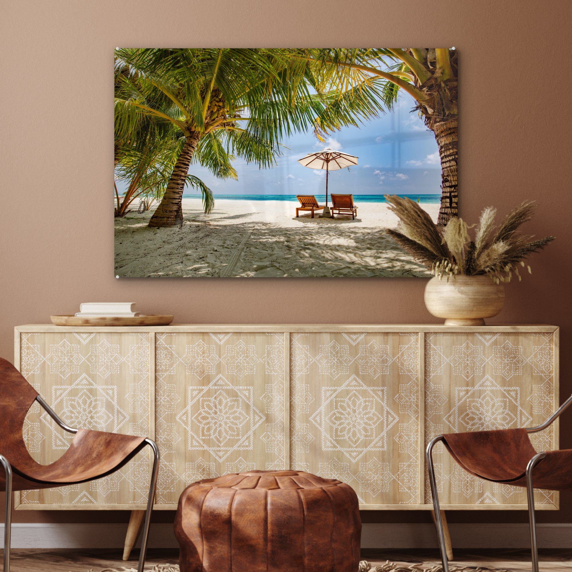 Wohnzimmer den Acrylglasbilder Bali, MuchoWow Strand an zwischen Acrylglasbild auf einem St), Palmen & Schlafzimmer (1 Sonnenliegen