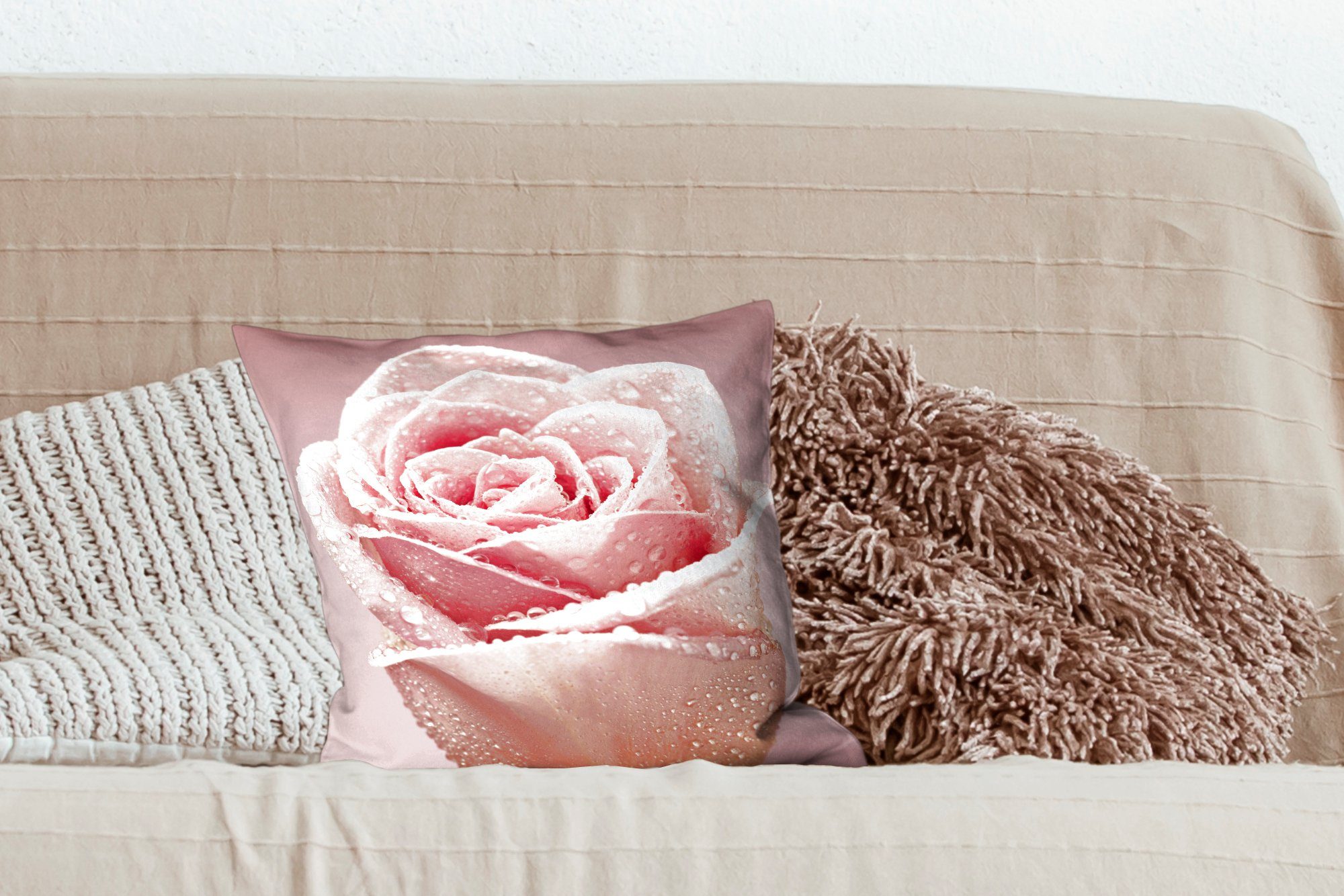 auf Tautropfen Deko, mit MuchoWow Dekokissen Wohzimmer, rosa Füllung einer Sofakissen Schlafzimmer, einzelnen für Rose, Zierkissen