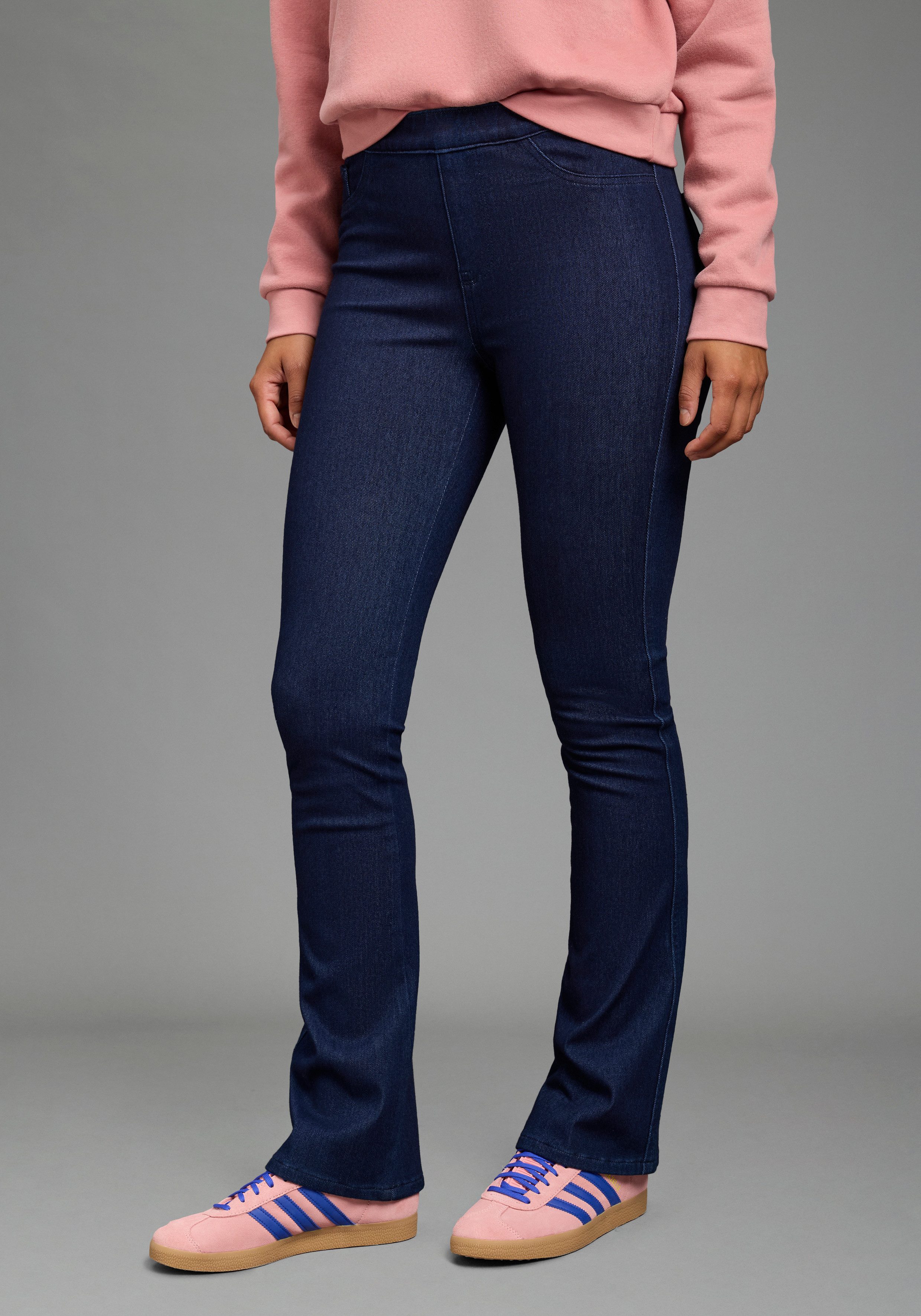 Arizona Jeansjeggings im 4 Way Stretch, Quer- und Längselastisch, Bootcut sehr schmale Passform, Bootcut-Beinform, normale Leibhöhe