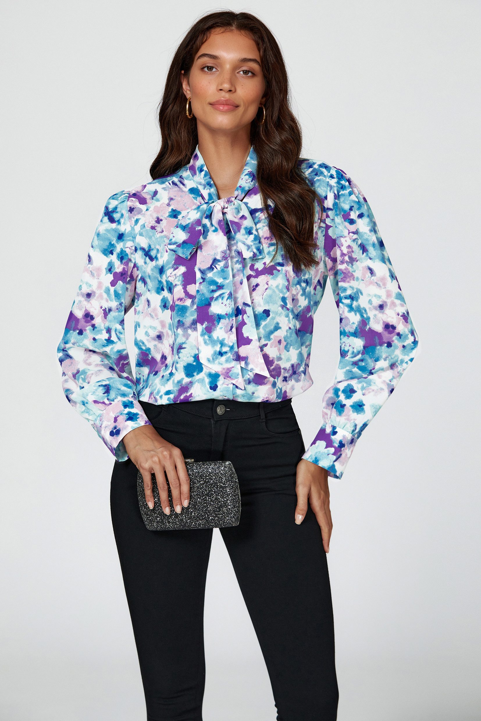 FS Collection Langarmbluse Damen Elegante Bluse, Langärmliges Blusenoberteil mit Bindedetail (XS (UK 8 / EU 36) S (UK 10 / EU 38) M (UK 12 / EU 40) L (UK 14 / EU 42) XL (UK 16 / EU 44), 3 Farben : LeoBraun, Floral Blau-Lila und Grün) leicht, fließend, formstabil und angenehm zu tragen