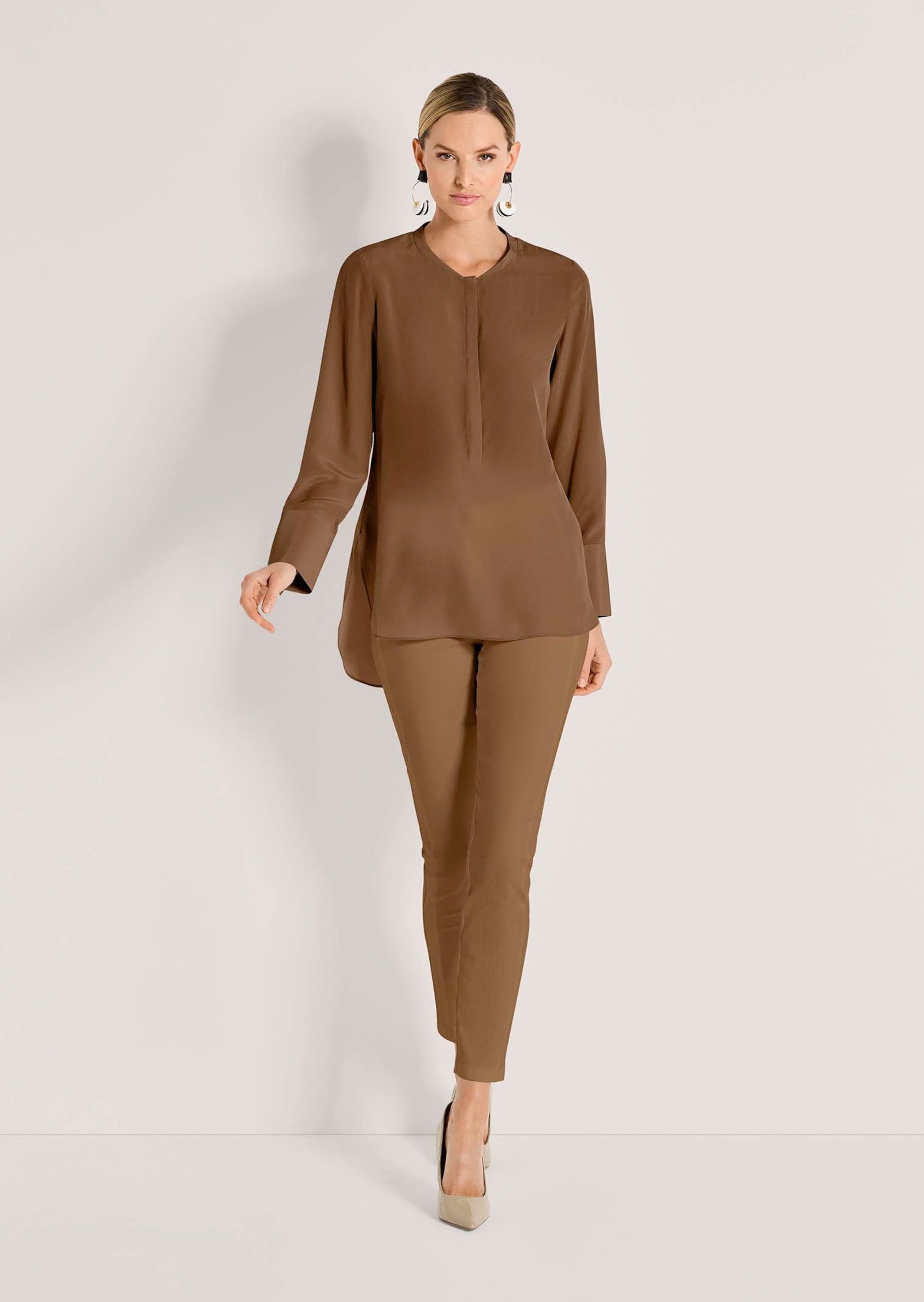 MADELEINE Hemdbluse Luxuriöse Bluse mit kragenlosem Design Hemdbluse mit verdeckter Knopfleiste und langen Ärmeln